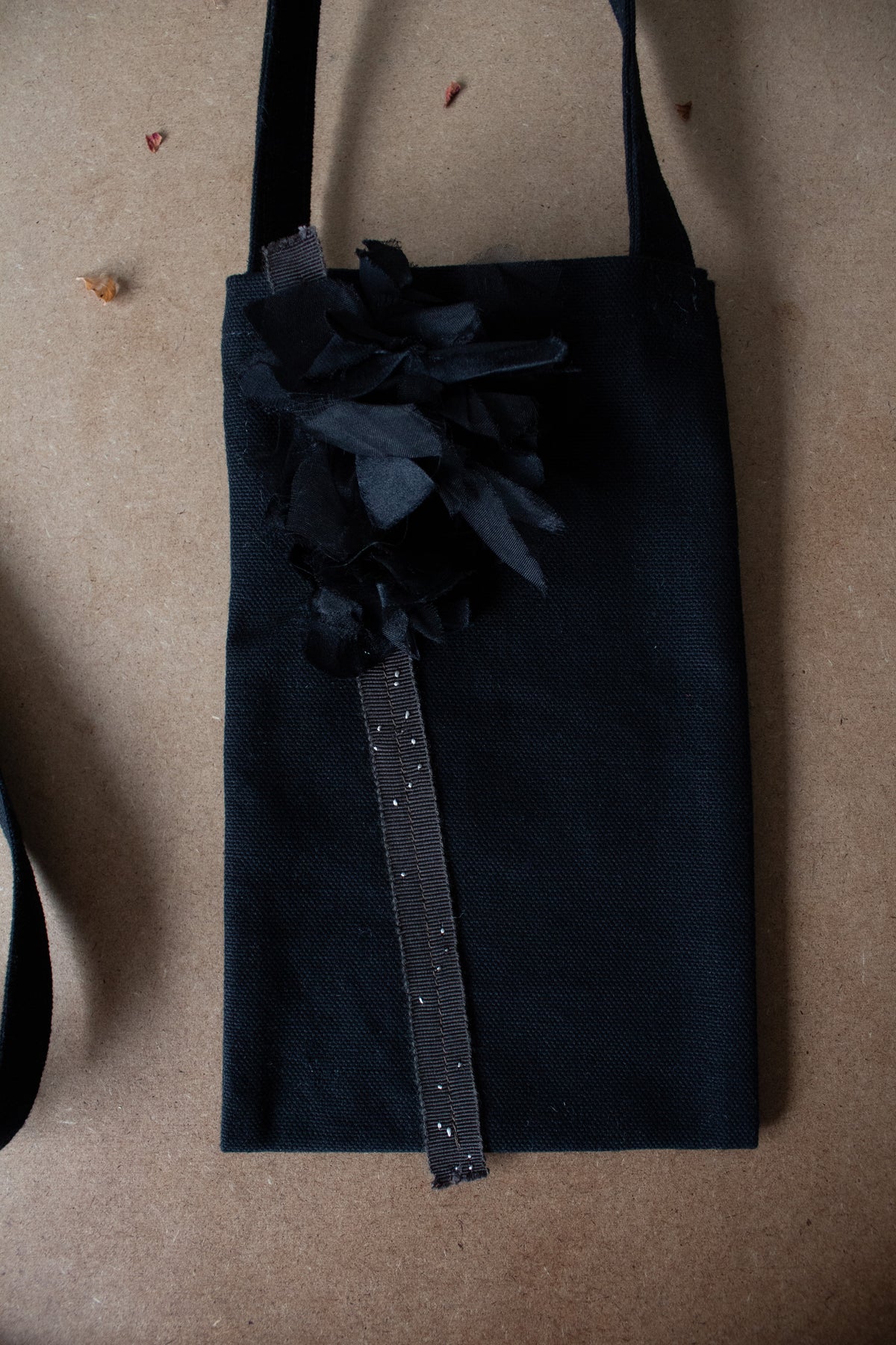 N° 113 crushed bloom crossbody phone pouch - sumi black