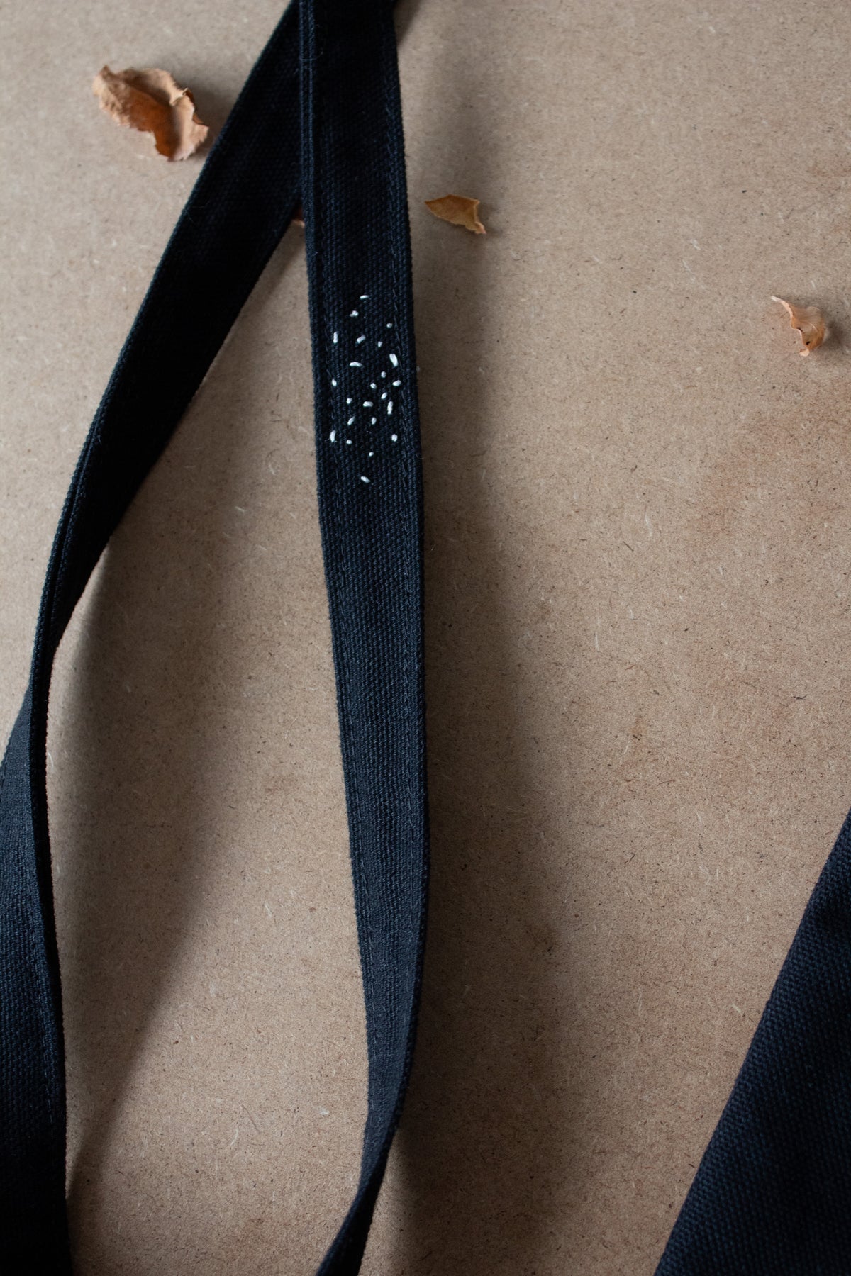 N° 113 crushed bloom crossbody phone pouch - sumi black