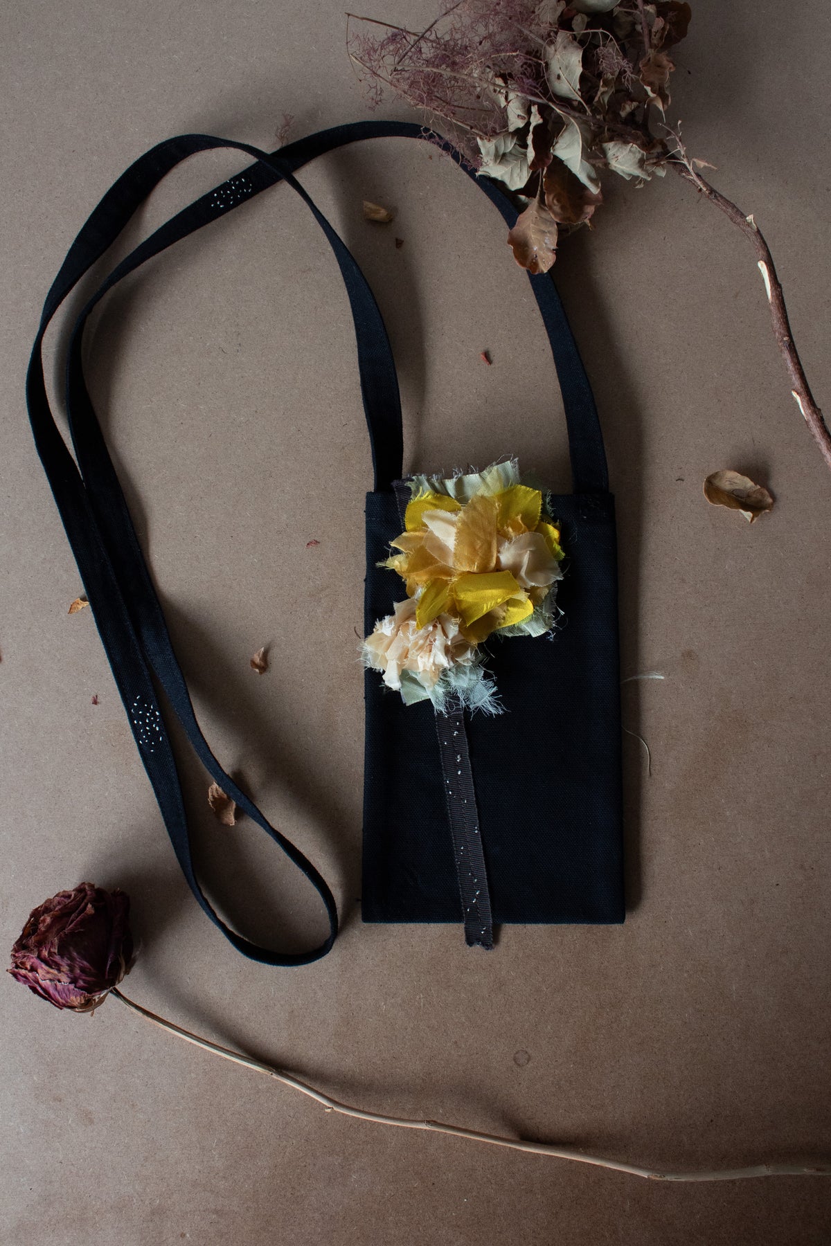 N° 113 crushed bloom crossbody phone pouch - taiyo yellow