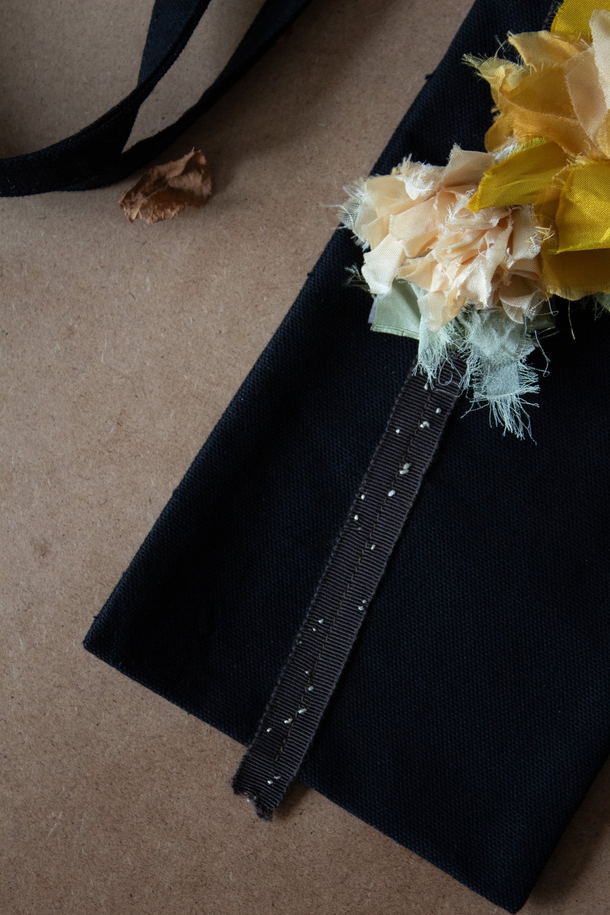 N° 113 crushed bloom crossbody phone pouch - taiyo yellow