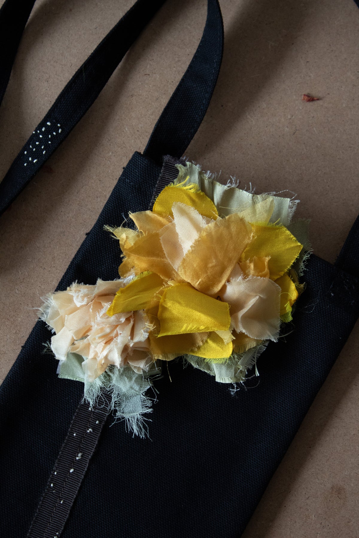 N° 113 crushed bloom crossbody phone pouch - taiyo yellow