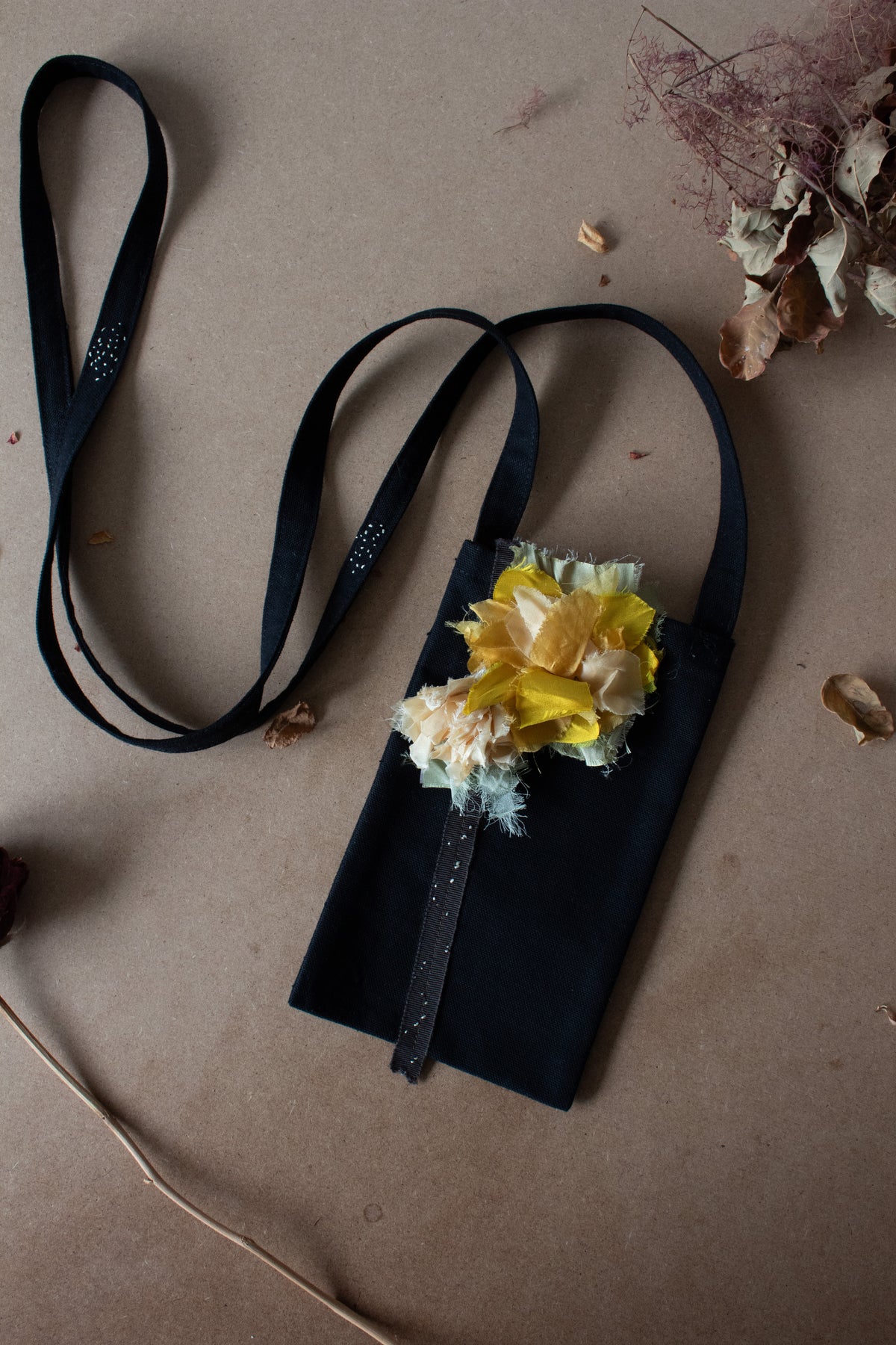 N° 113 crushed bloom crossbody phone pouch - taiyo yellow