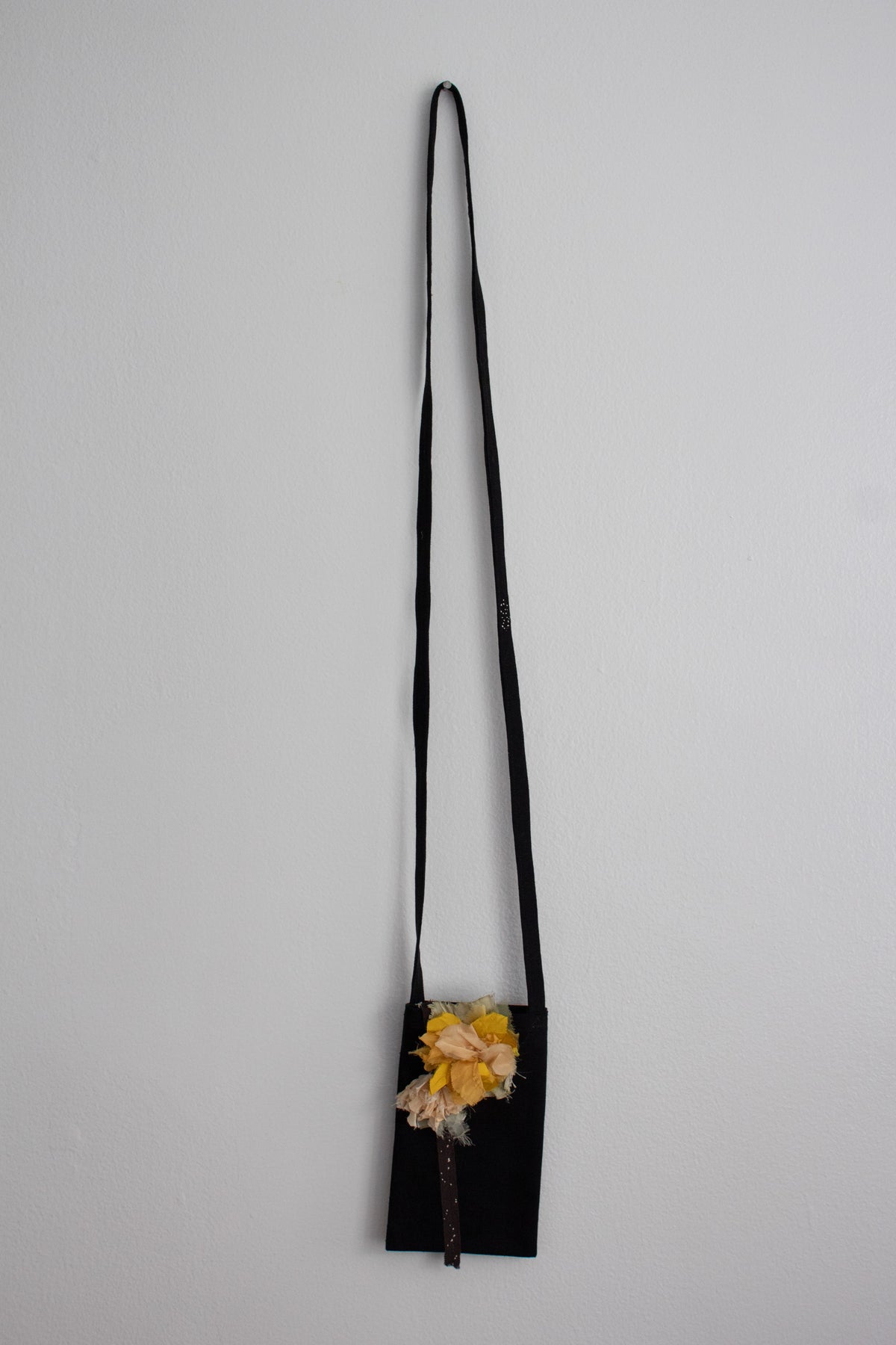 N° 113 crushed bloom crossbody phone pouch - taiyo yellow