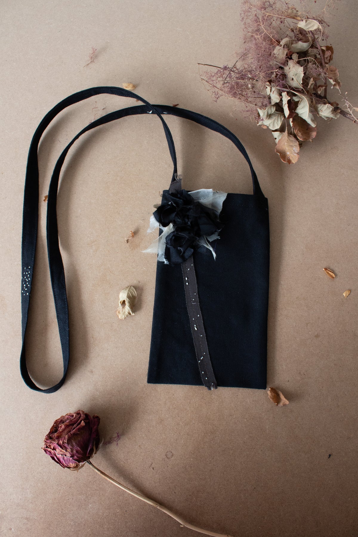 N° 113 crushed bloom crossbody phone pouch - black/ivory