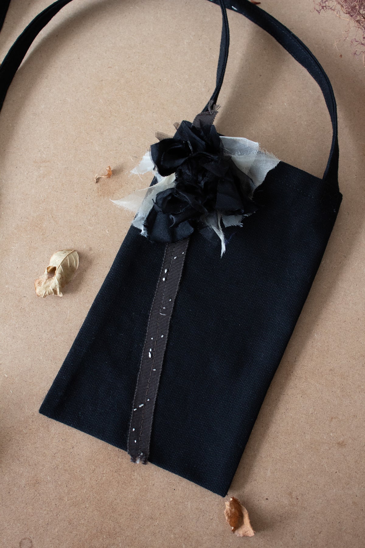 N° 113 crushed bloom crossbody phone pouch - black/ivory