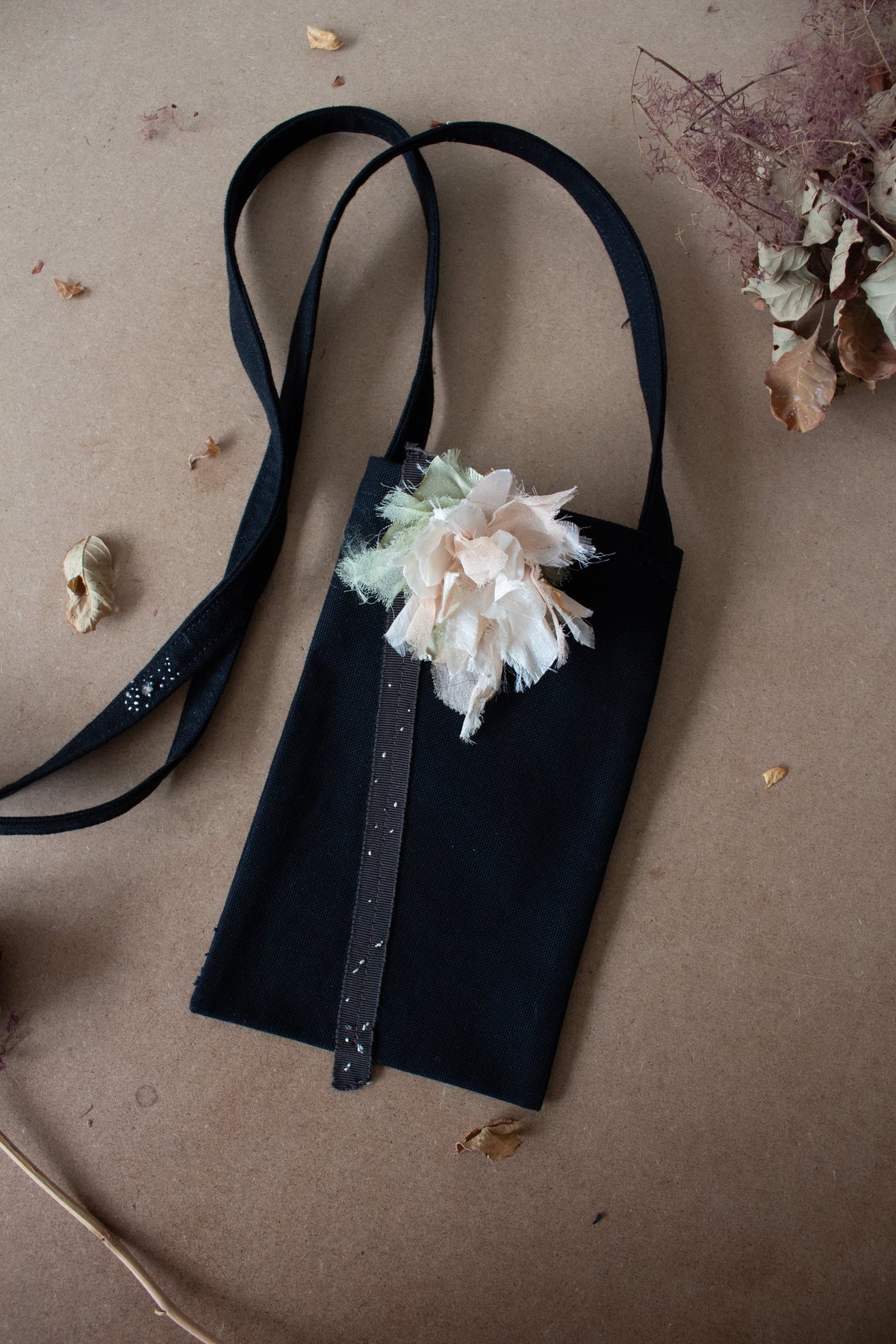 N° 113 crushed bloom crossbody phone pouch - suna beige