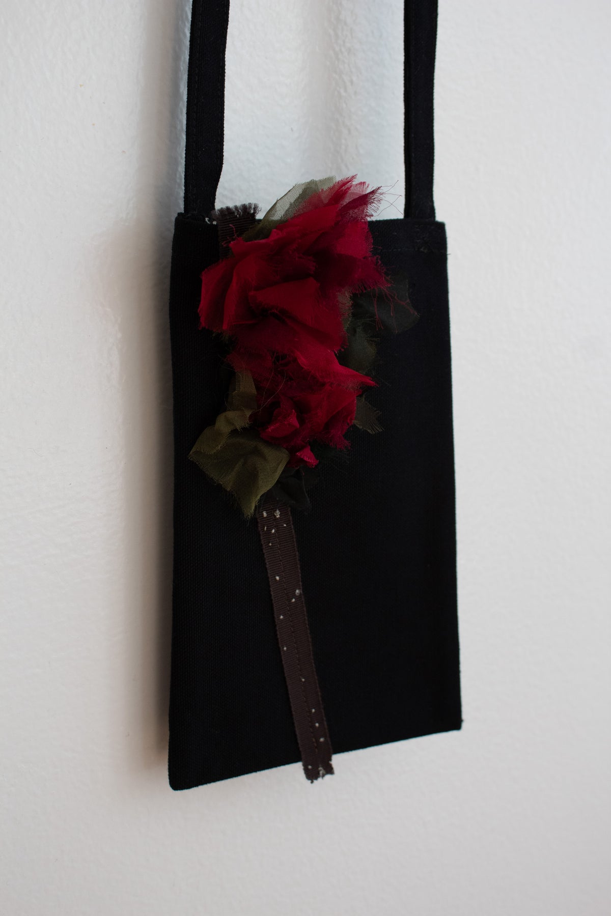 N° 113 crushed bloom crossbody phone pouch - ume red