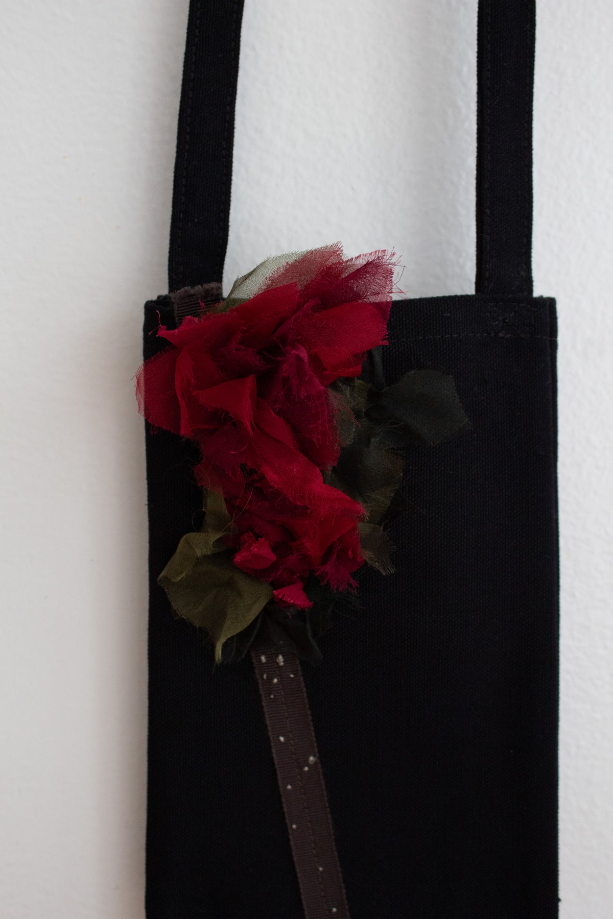 N° 113 crushed bloom crossbody phone pouch - ume red