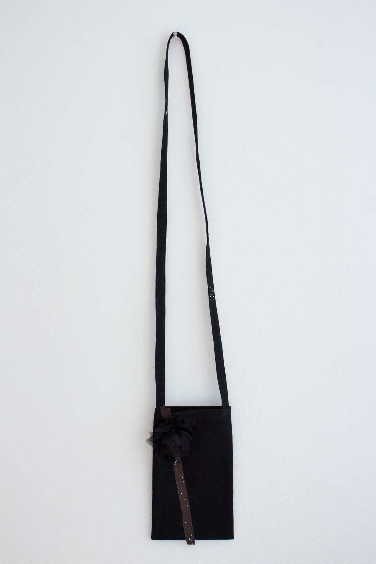 N° 113 crushed bloom crossbody phone pouch - sumi black