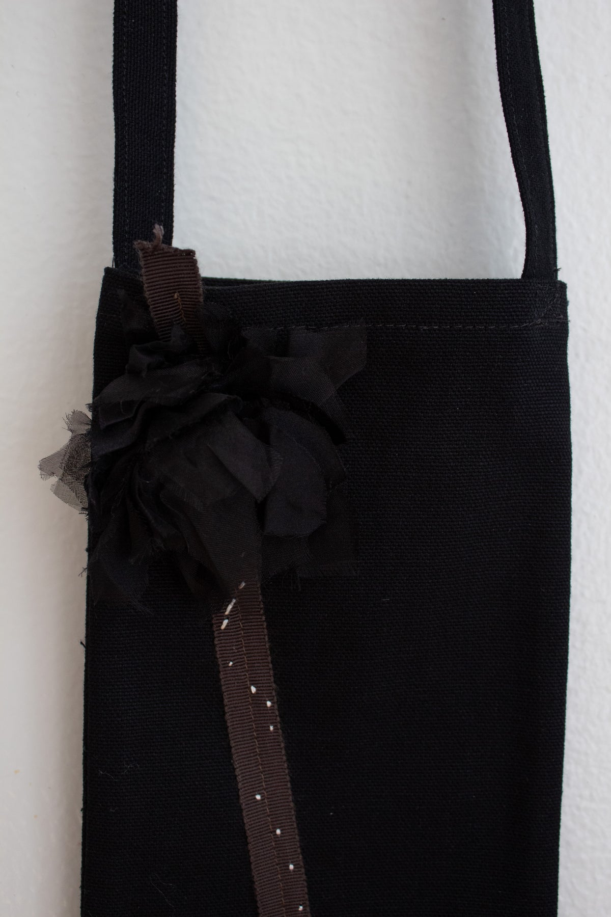 N° 113 crushed bloom crossbody phone pouch - sumi black