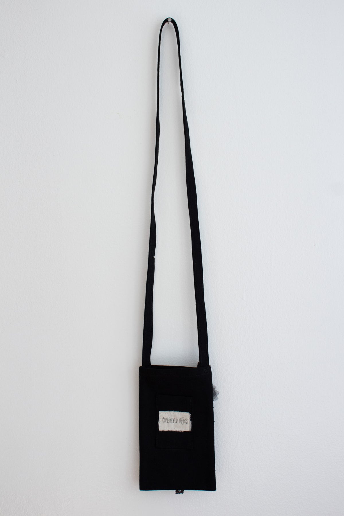N° 113 crushed bloom crossbody phone pouch - sumi black