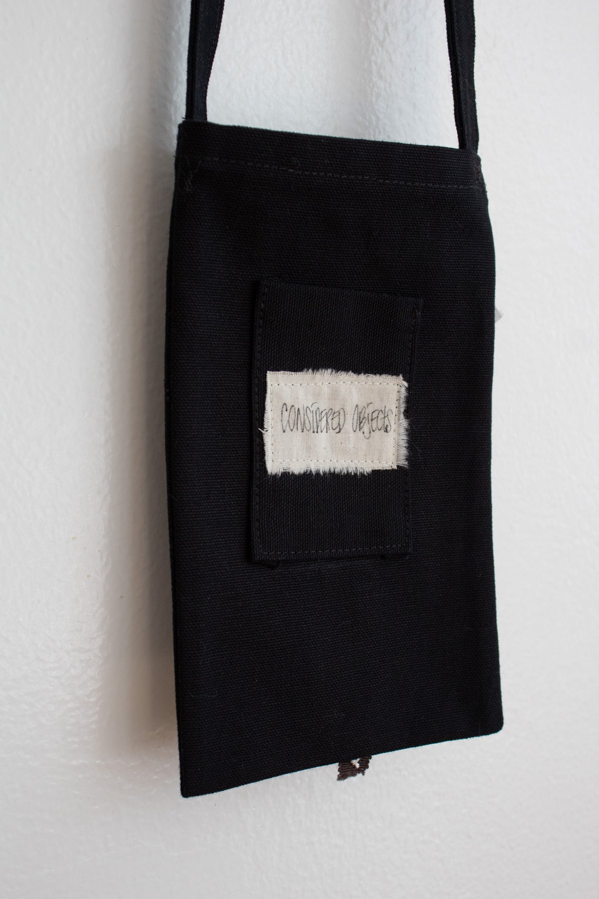N° 113 crushed bloom crossbody phone pouch - sumi black