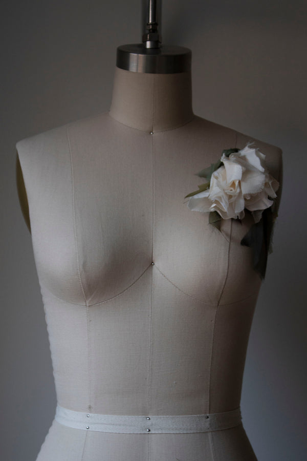 N° 208 falling flower brooch - ivory - S (made to order)