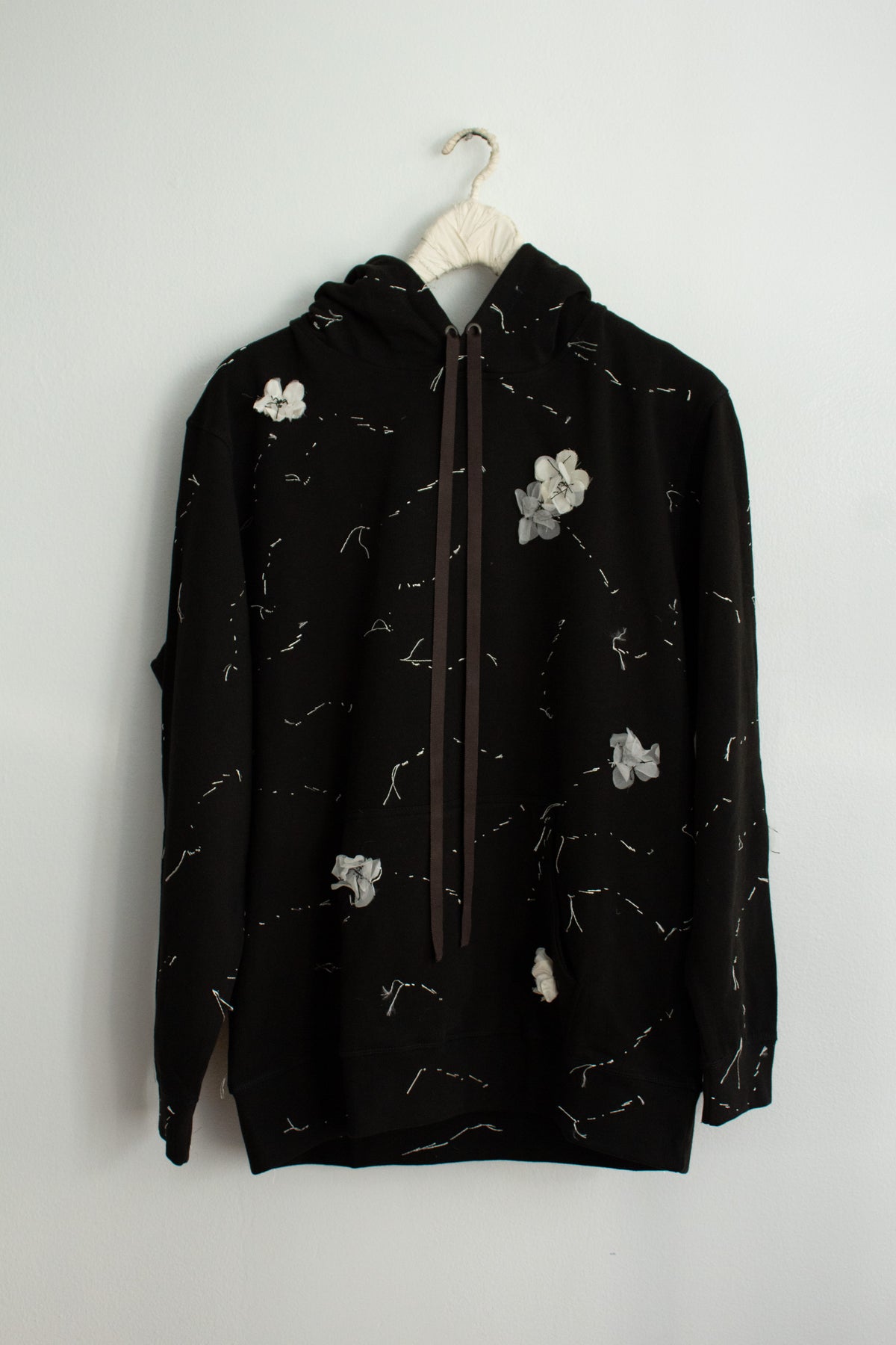 N° 306 sakura constellation hoodie - sumi black/yuki white - XL