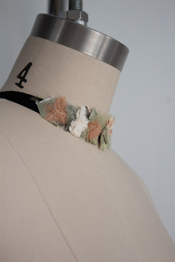 N° 124 crushed bloom cluster accessory - momo peach