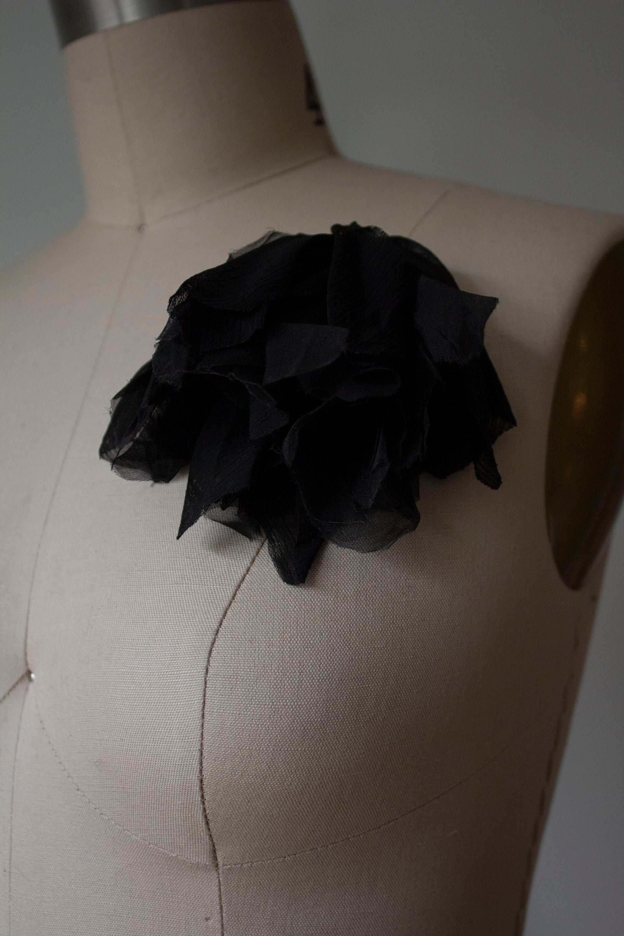 N° 294 falling flower brooch - sumi black - M (made to order)