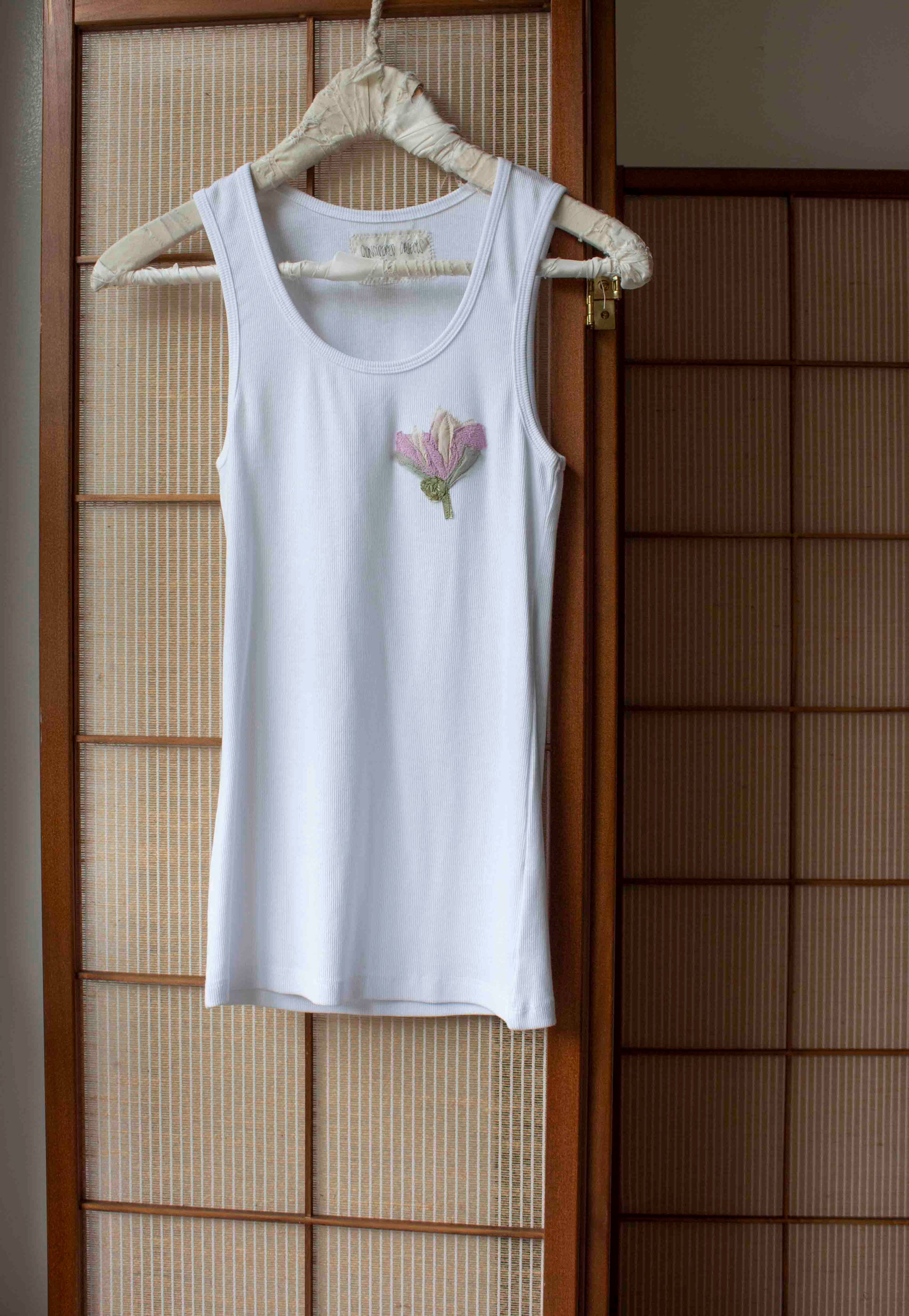 N° 354 womens fitted pressed flower rib tank - yuki white/fuji lilac - L