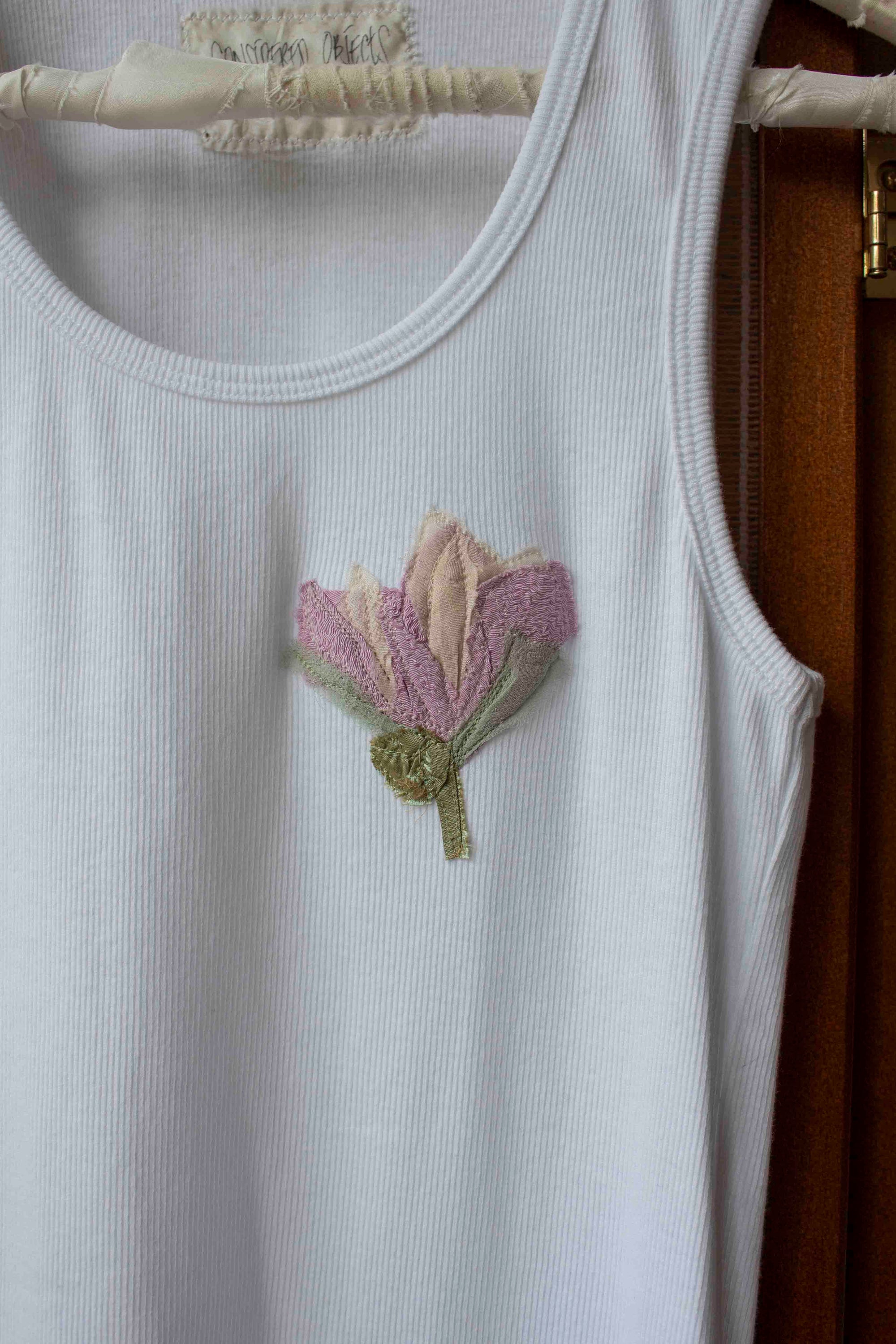 N° 354 womens fitted pressed flower rib tank - yuki white/fuji lilac - L