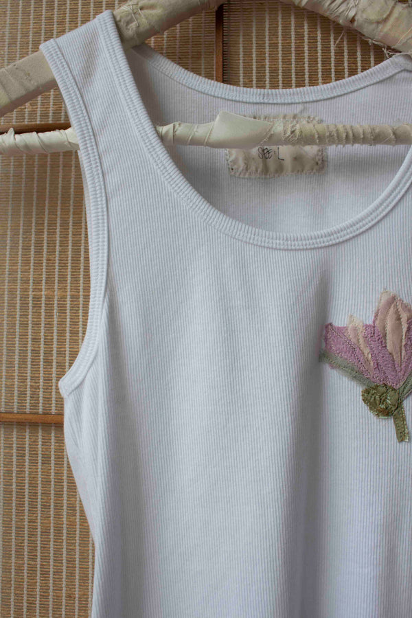 N° 354 womens fitted pressed flower rib tank - yuki white/fuji lilac - L