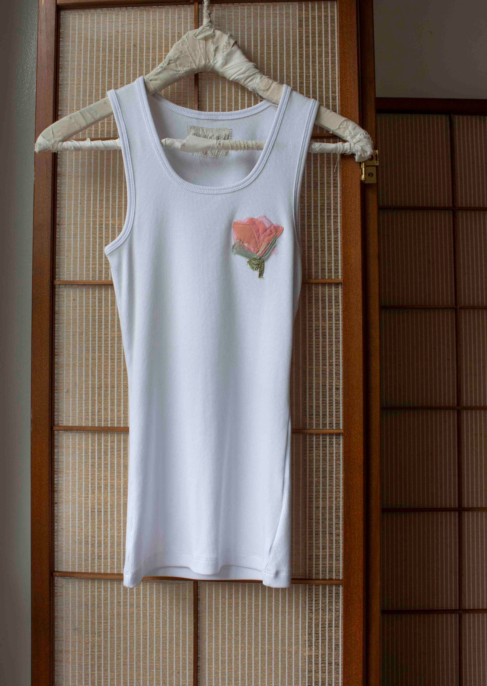N° 354 womens fitted pressed flower rib tank - yuki white/coral pink - M