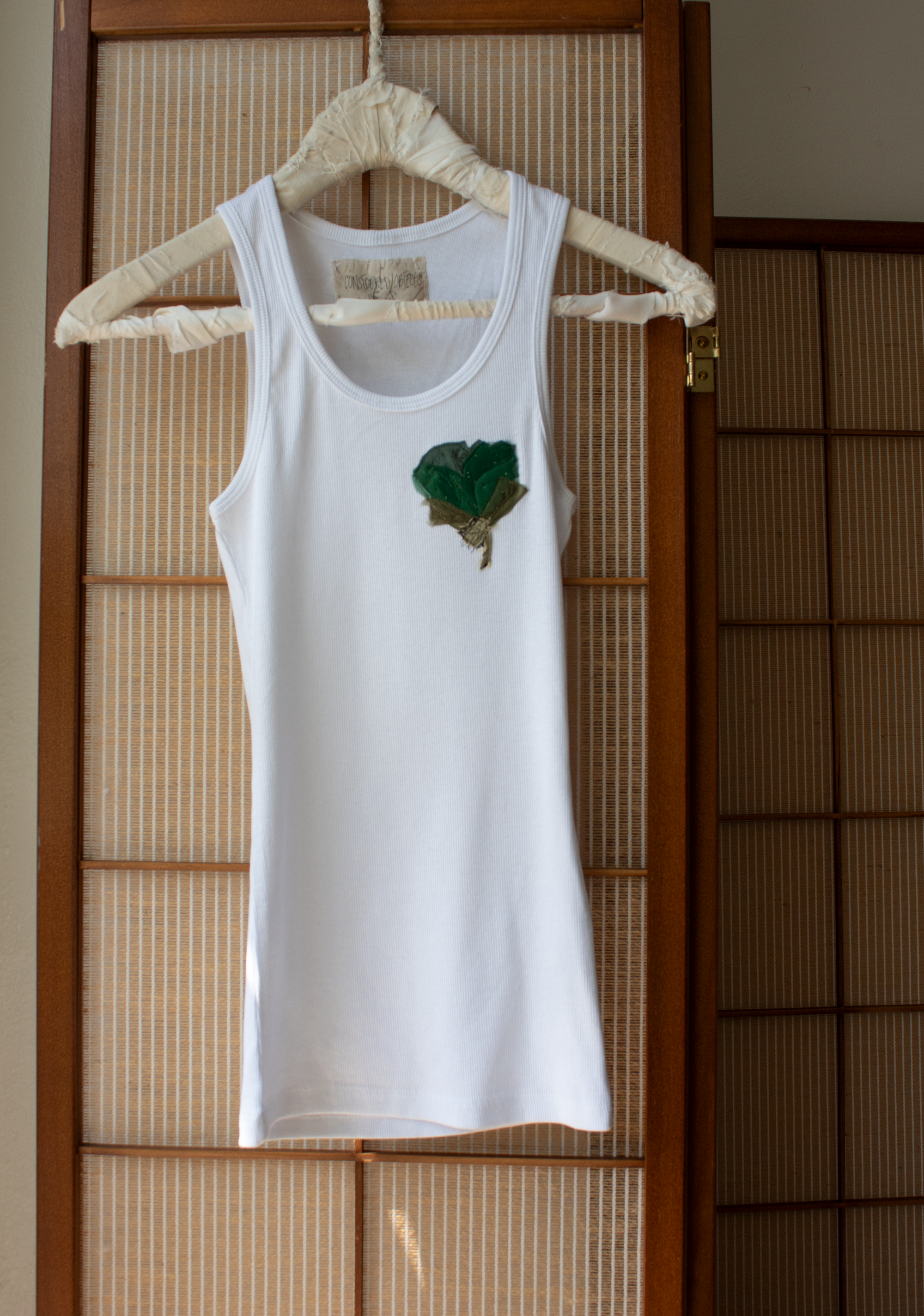 N° 354 womens fitted pressed flower rib tank - yuki white/mori green - S