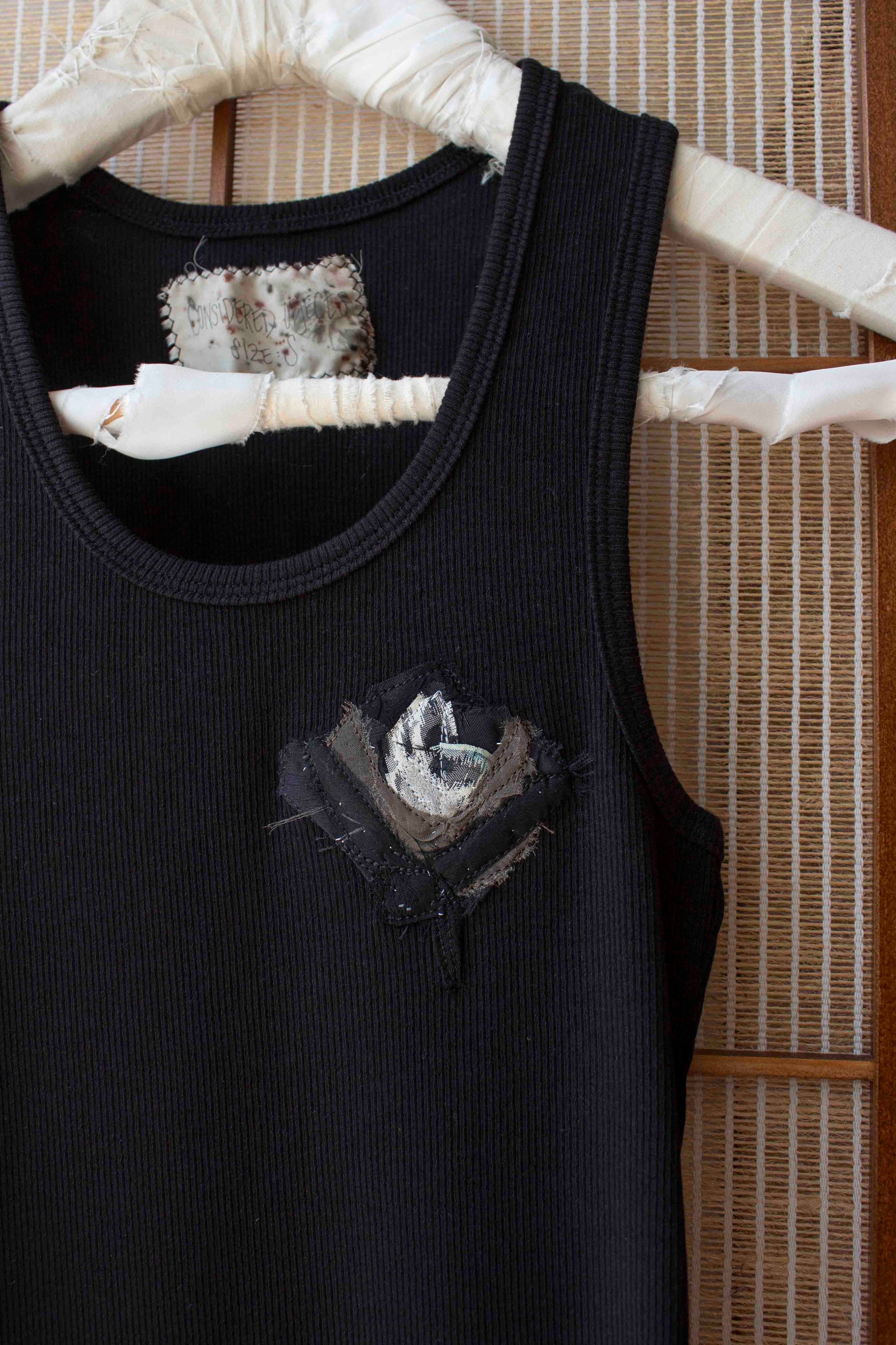 N° 354 womens fitted pressed flower rib tank - sumi black/sumi black - S