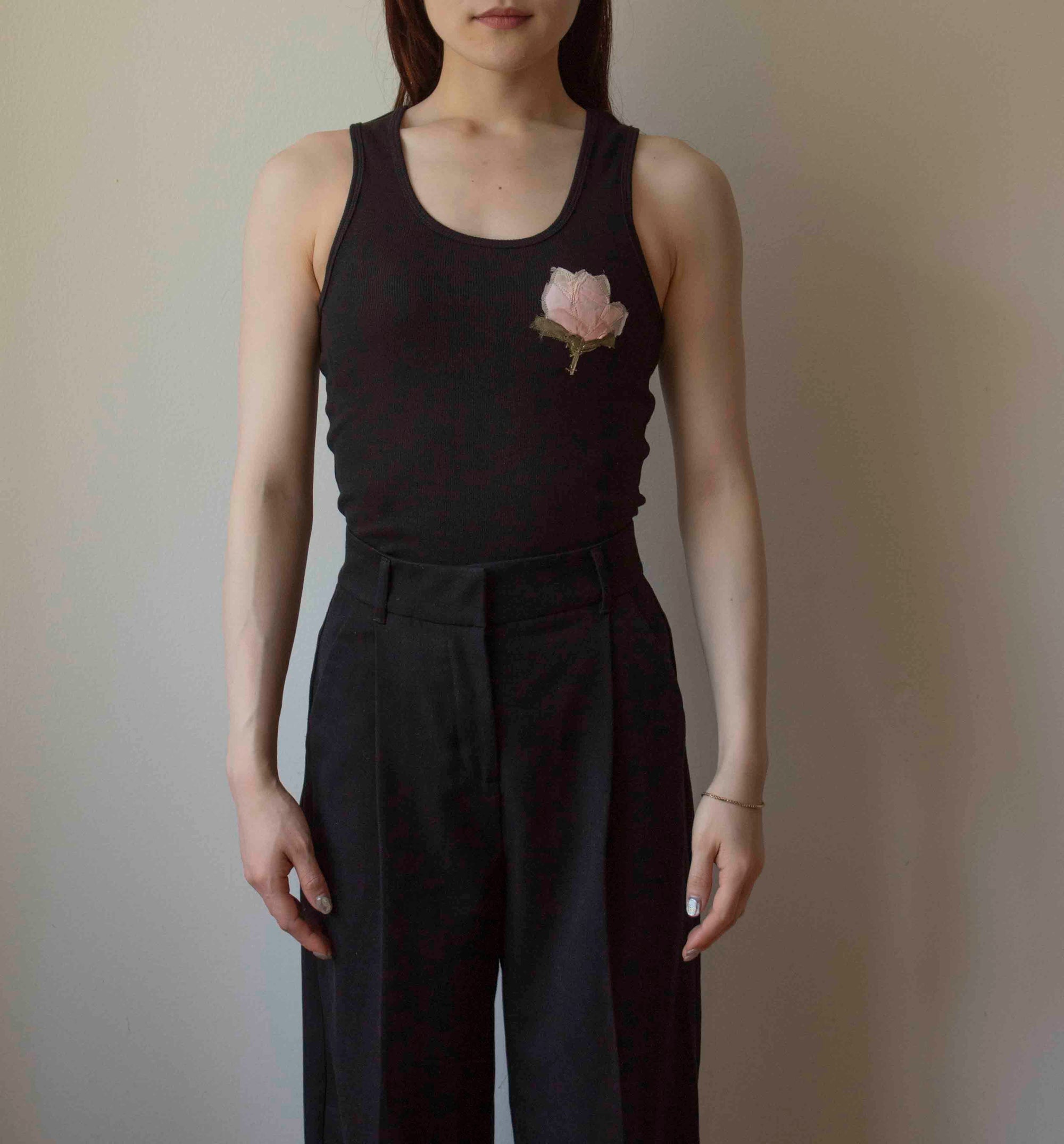 N° 354 womens fitted pressed flower rib tank - sumi black/ame pink - S, M, L, XL