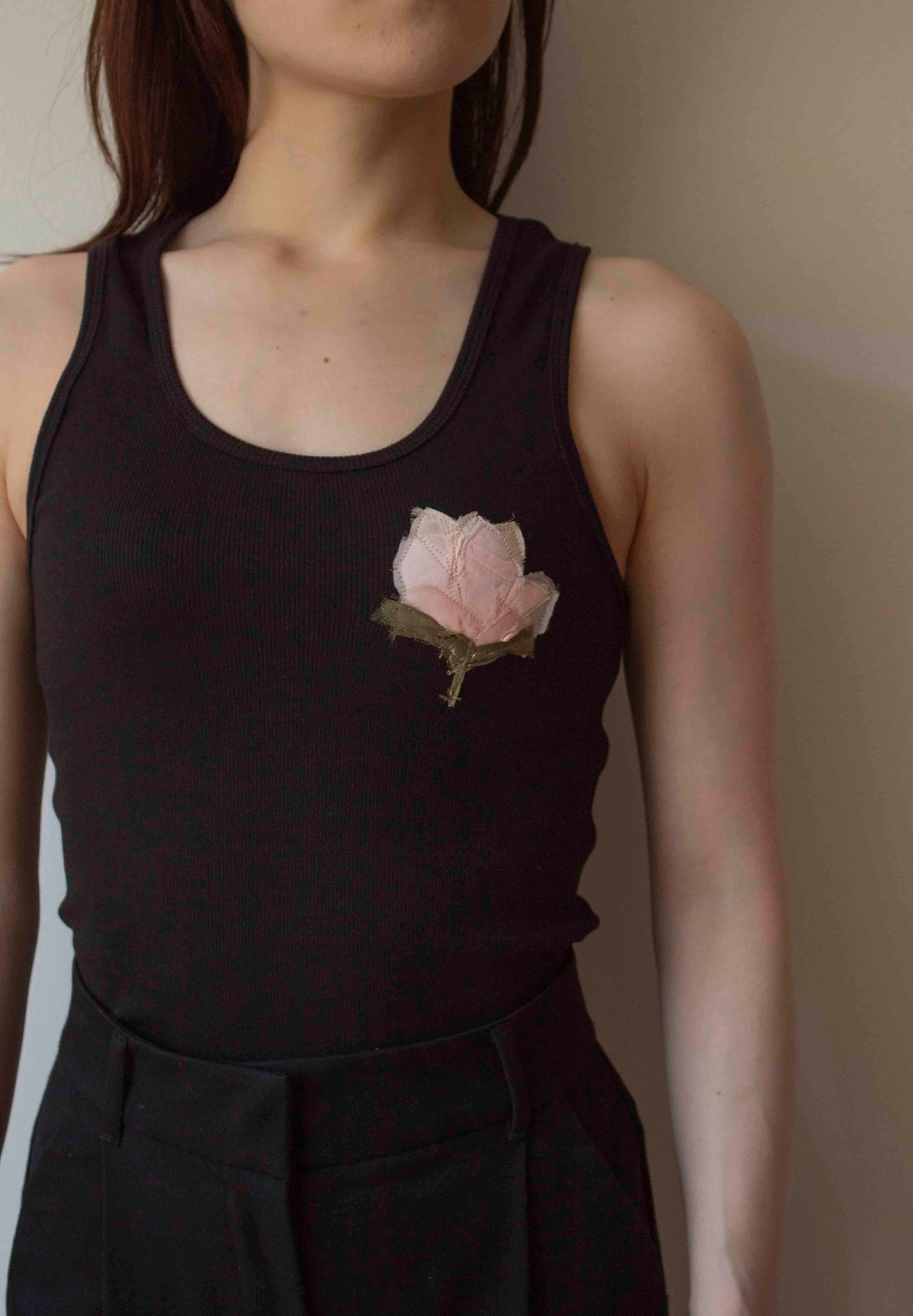 N° 354 womens fitted pressed flower rib tank - sumi black/ame pink - S, M, L, XL
