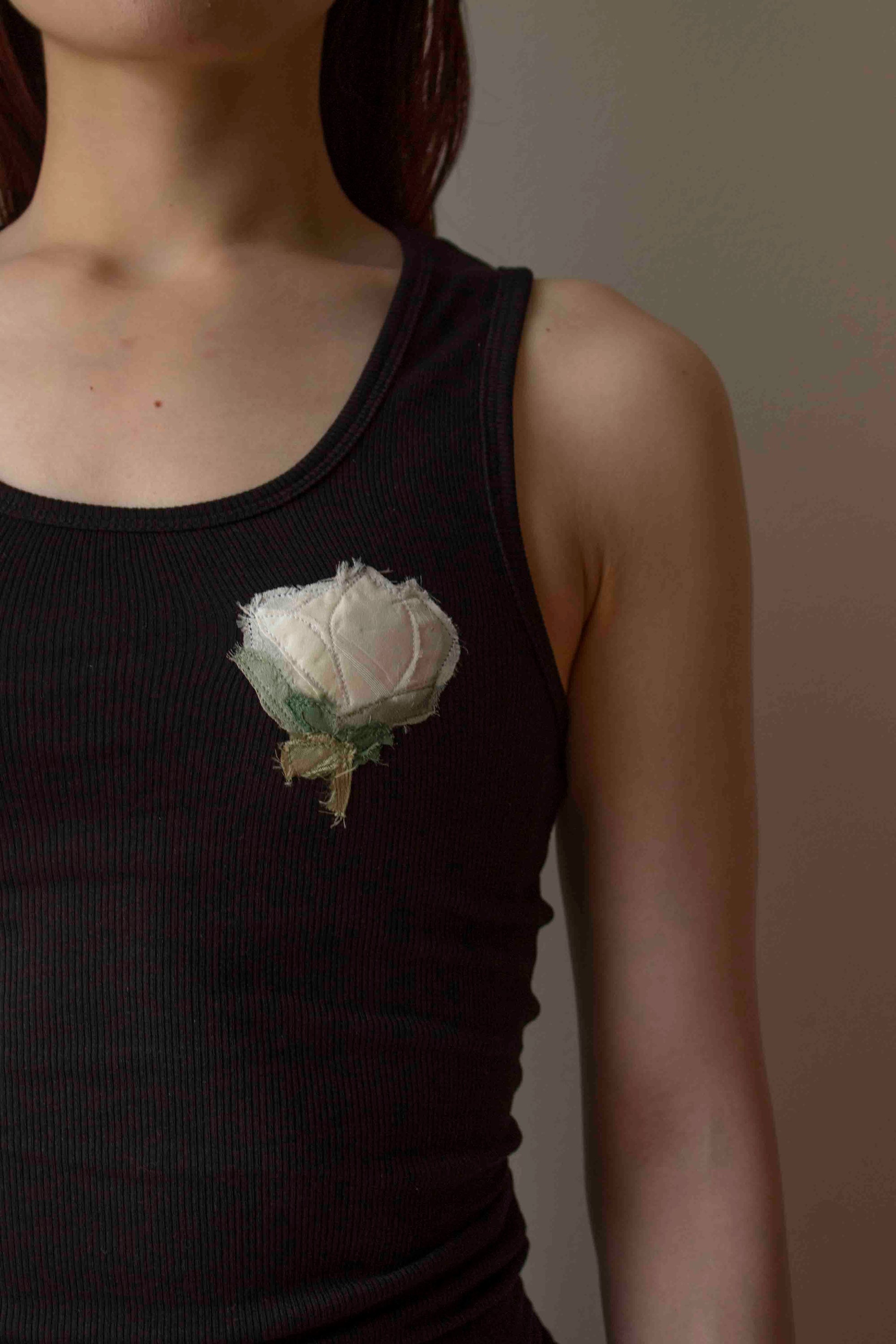N° 354 womens fitted pressed flower rib tank - sumi black/yuki white - S, M, L, XL