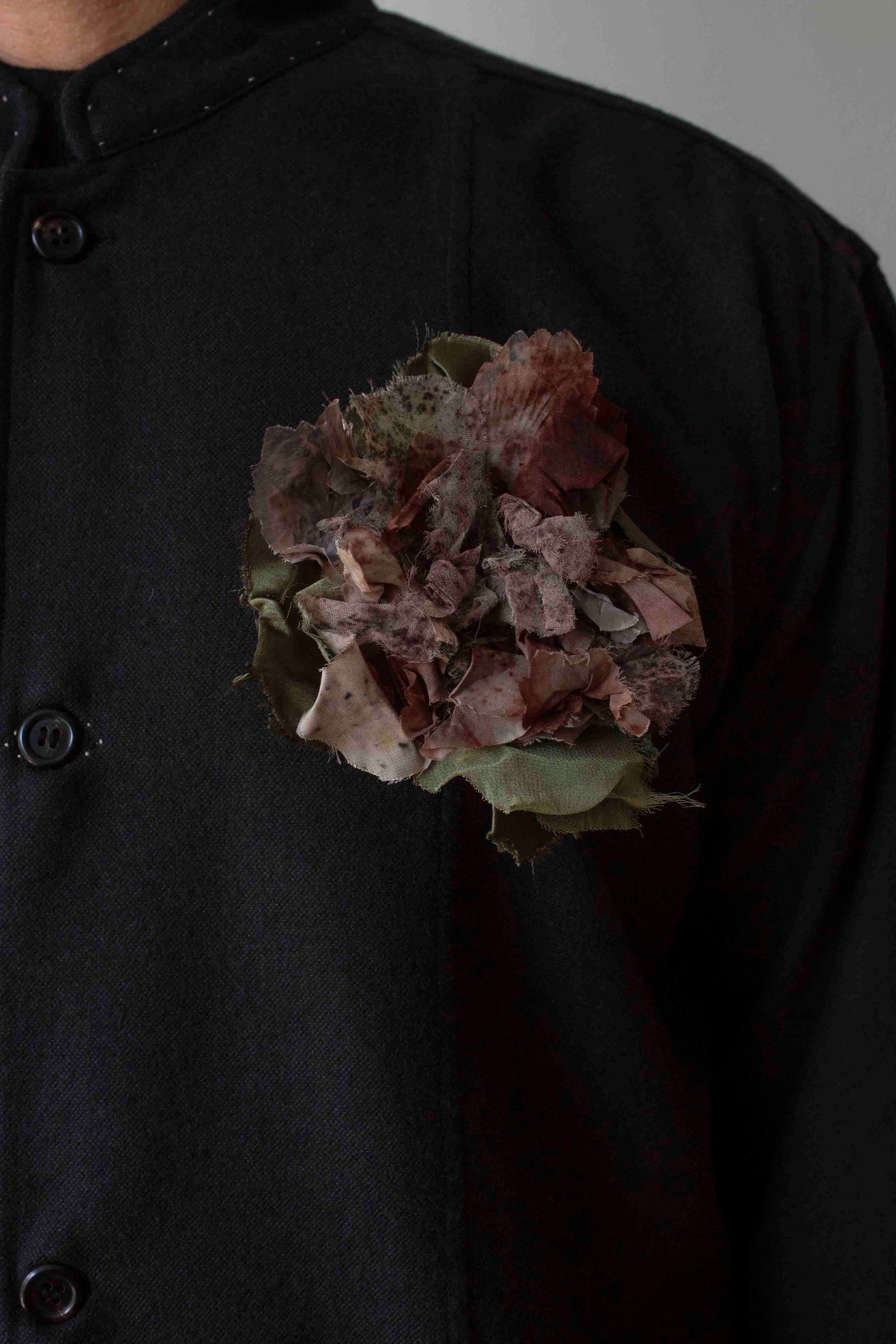 N° 51 crushed bloom brooch - botanical speckled kuri brown - M