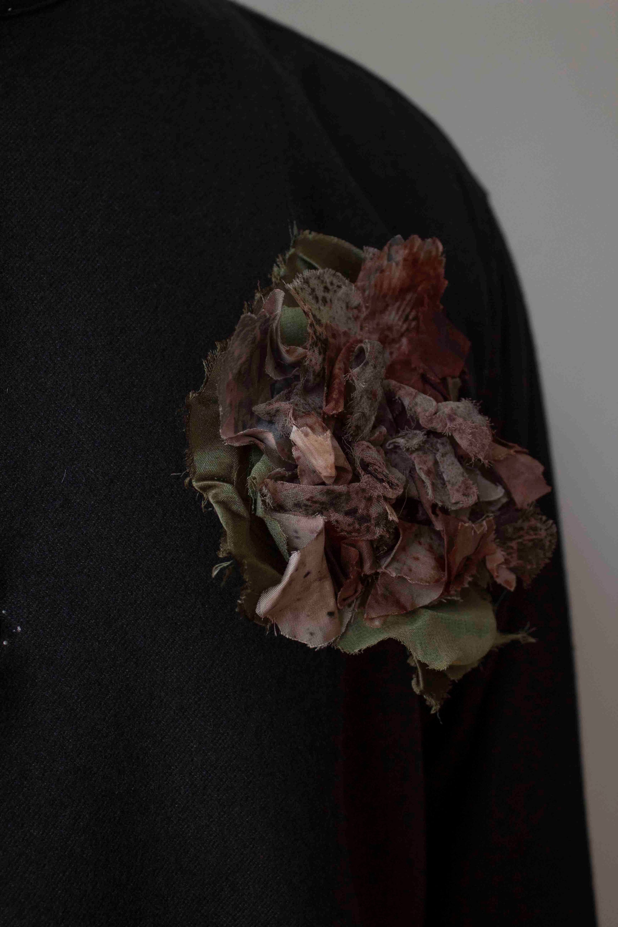 N° 51 crushed bloom brooch - botanical speckled kuri brown - M