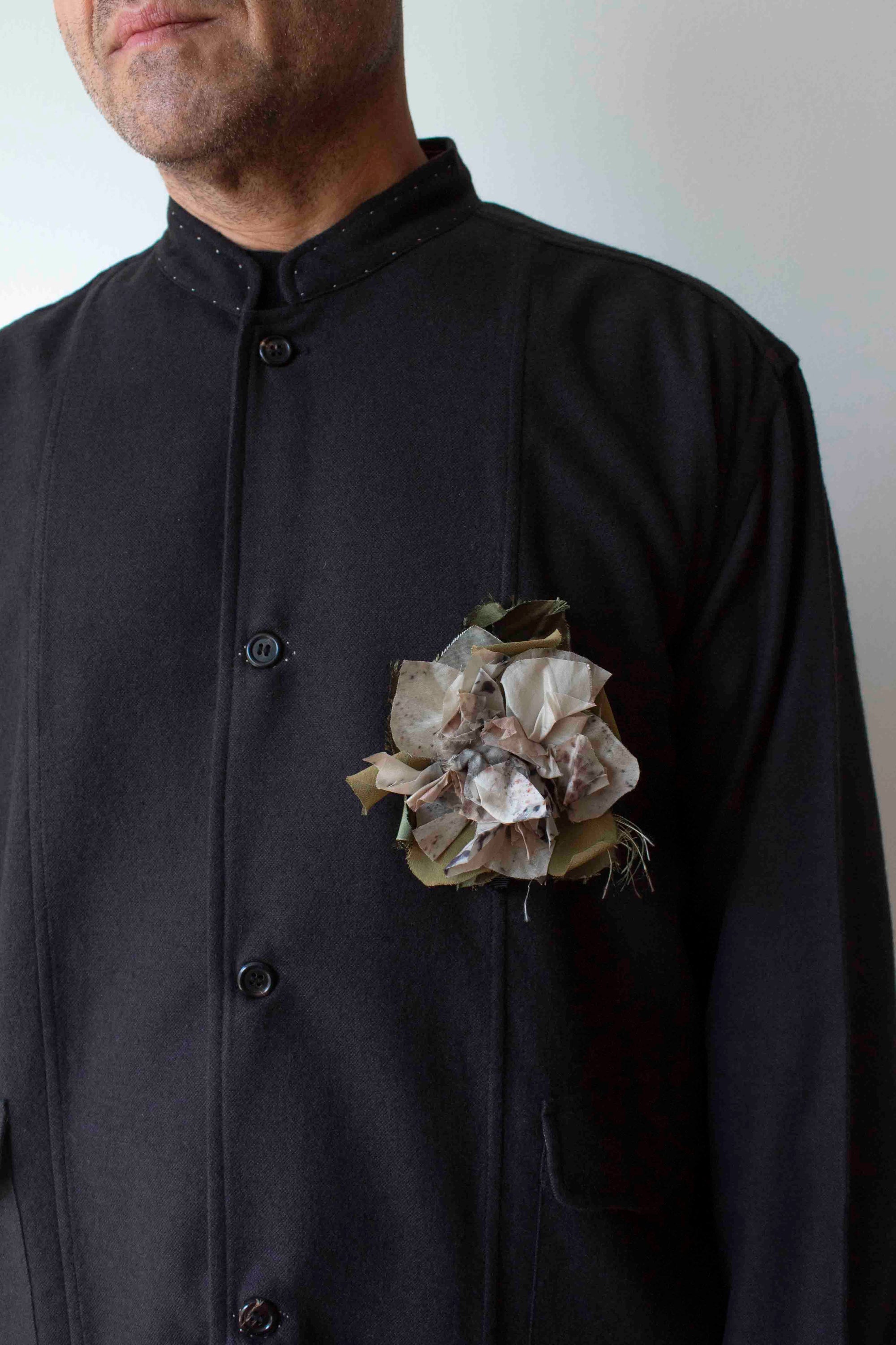 N° 51 crushed bloom brooch - botanical speckled kumo grey - M