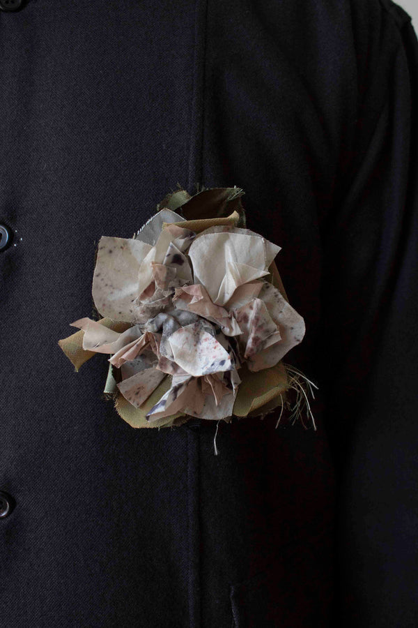 N° 51 crushed bloom brooch - botanical speckled kumo grey - M