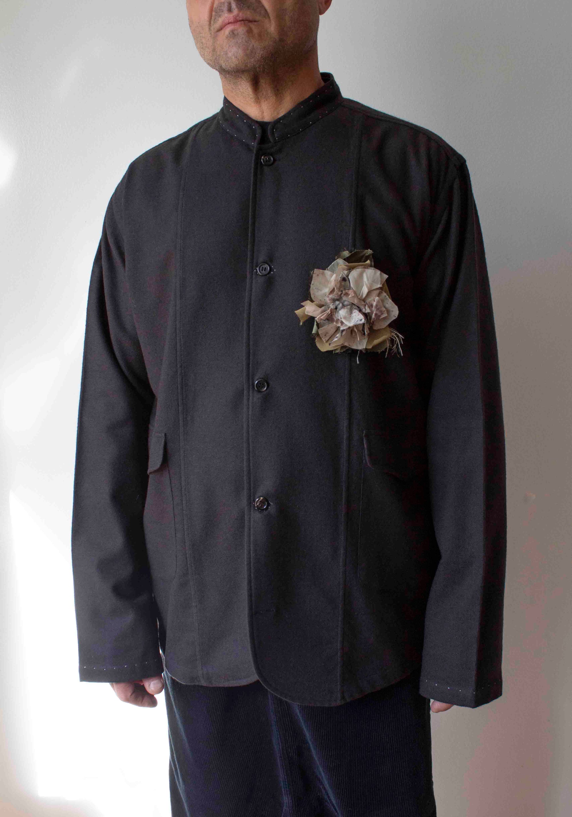 N° 51 crushed bloom brooch - botanical speckled kumo grey - M