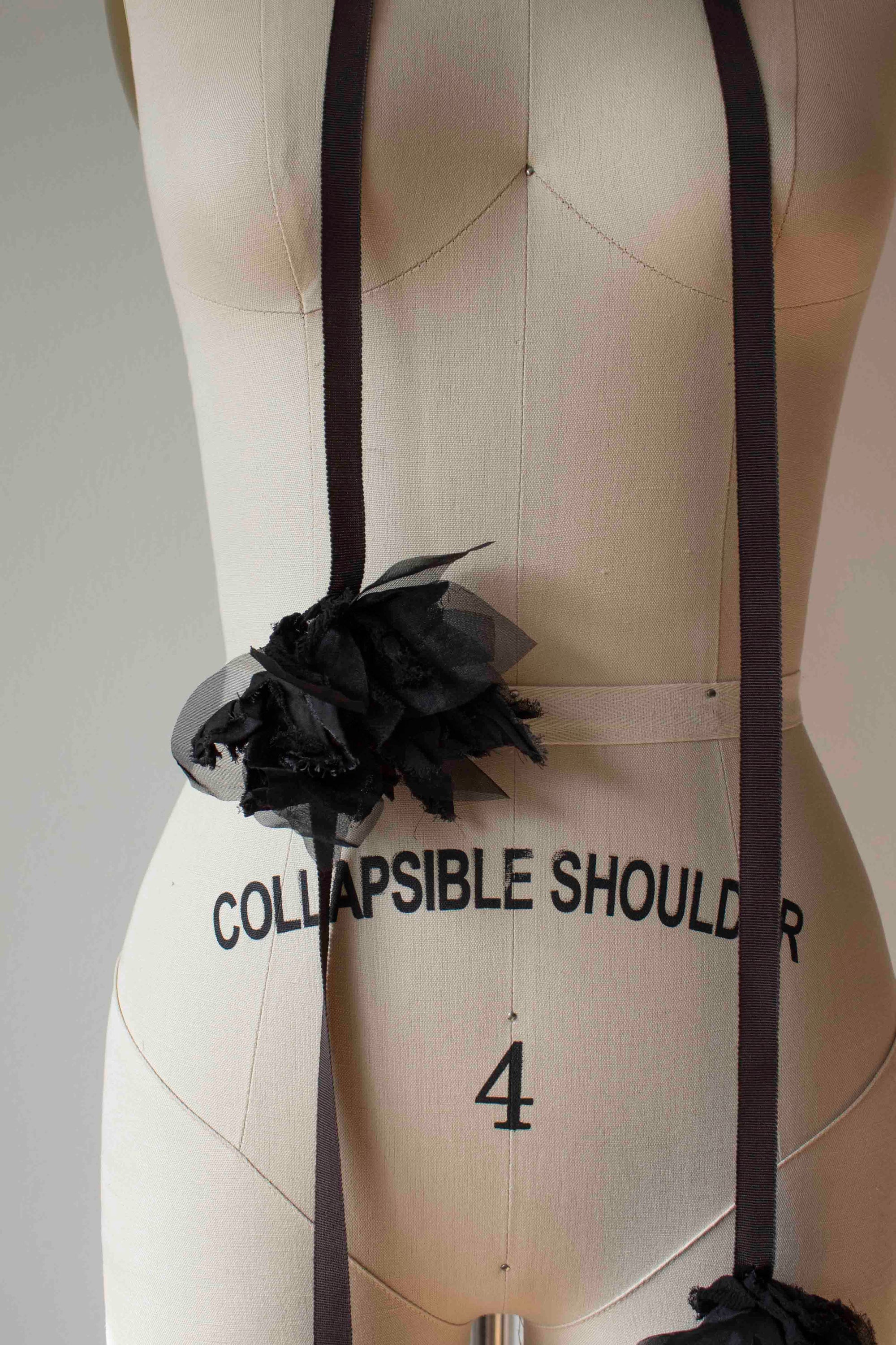 N° 49 crushed blooms accessory - sumi black - M