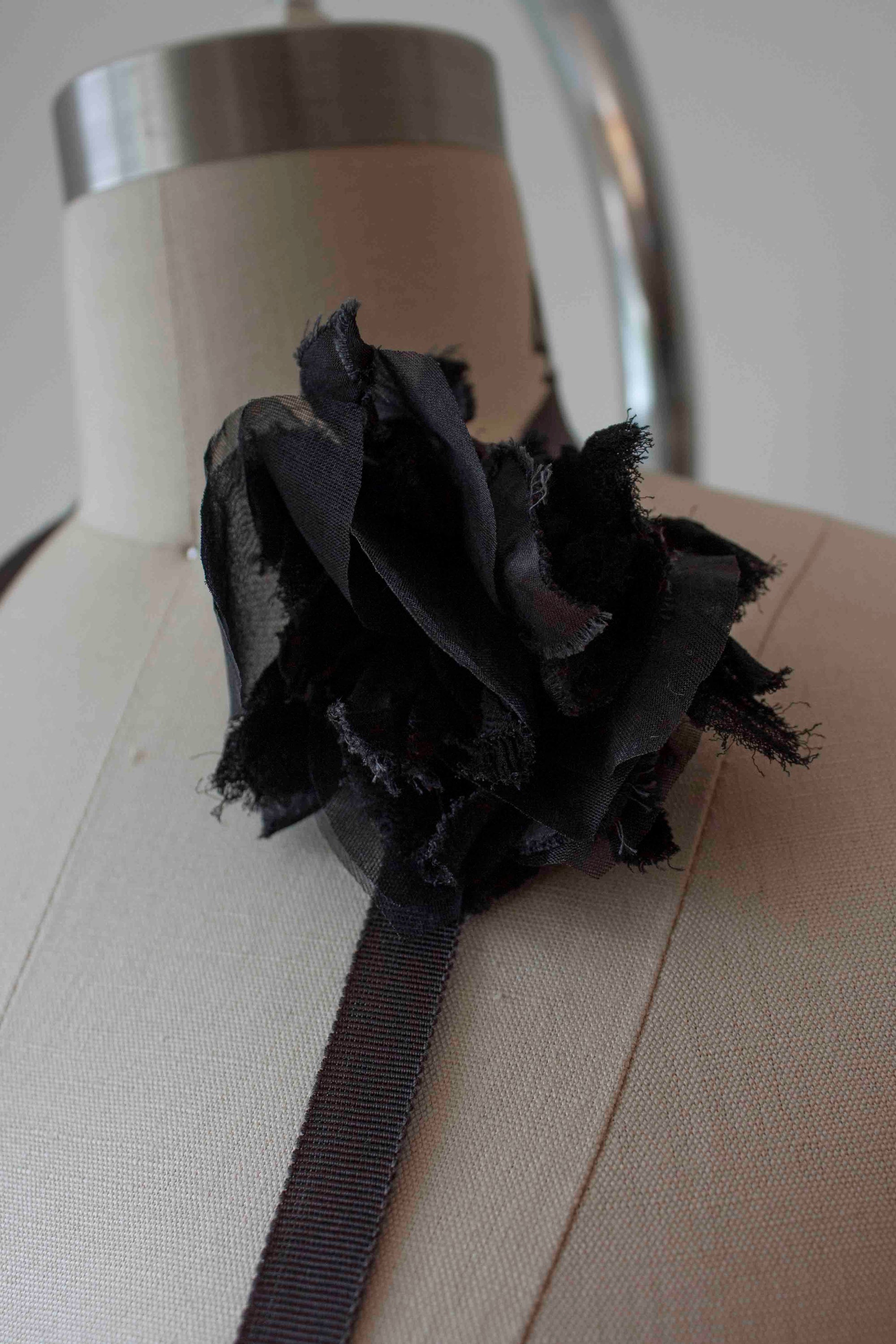 N° 49 crushed blooms accessory - sumi black - M