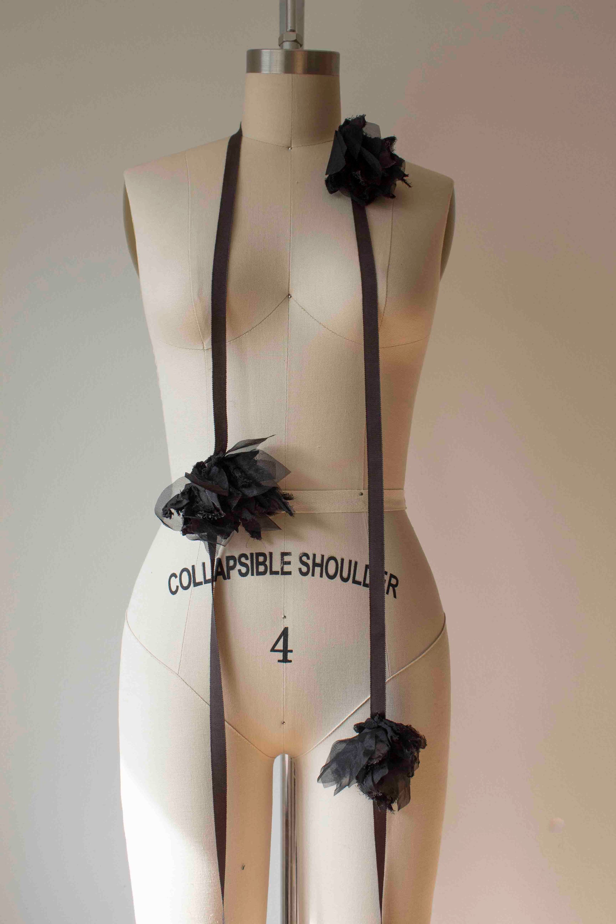 N° 49 crushed blooms accessory - sumi black - M