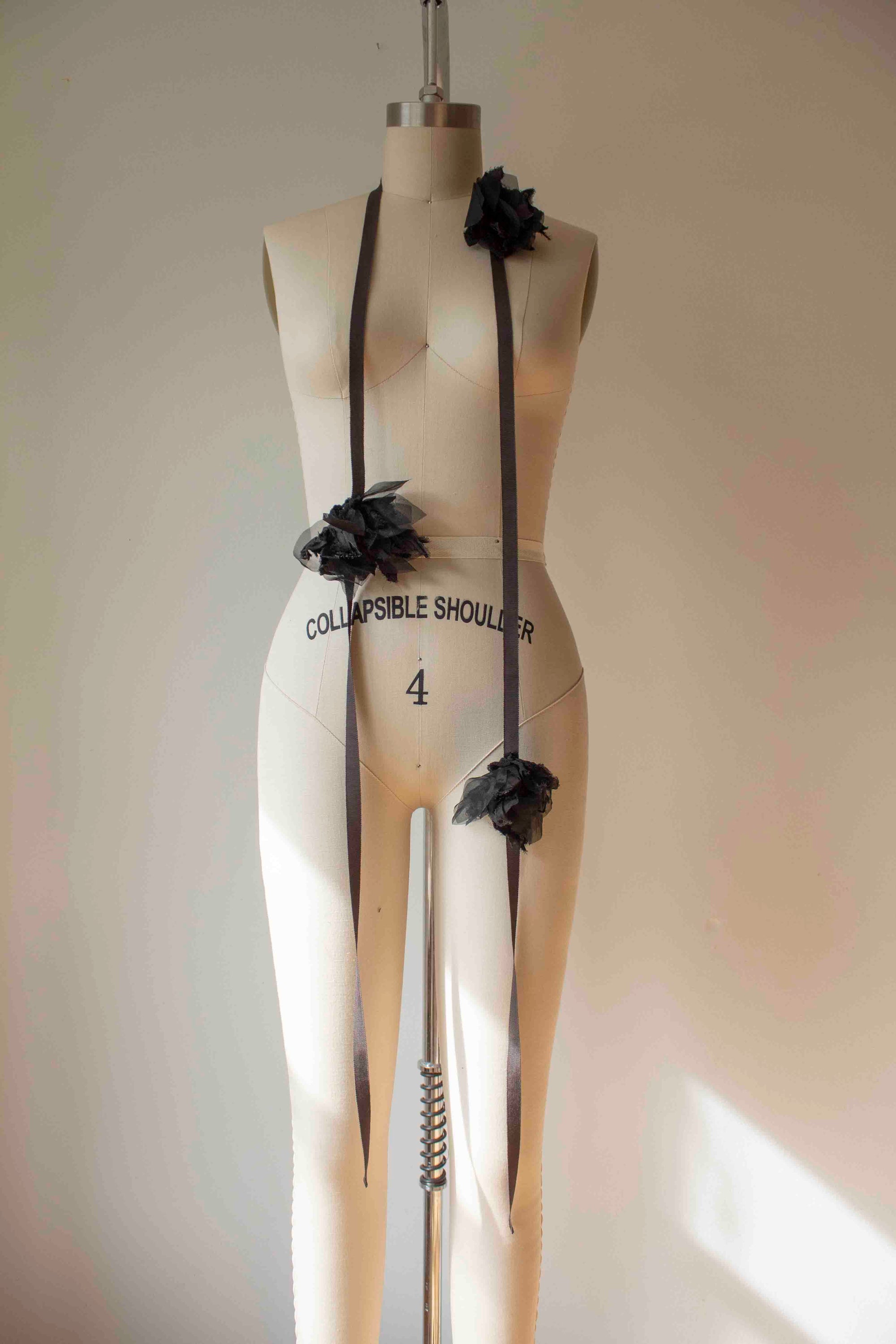 N° 49 crushed blooms accessory - sumi black - M