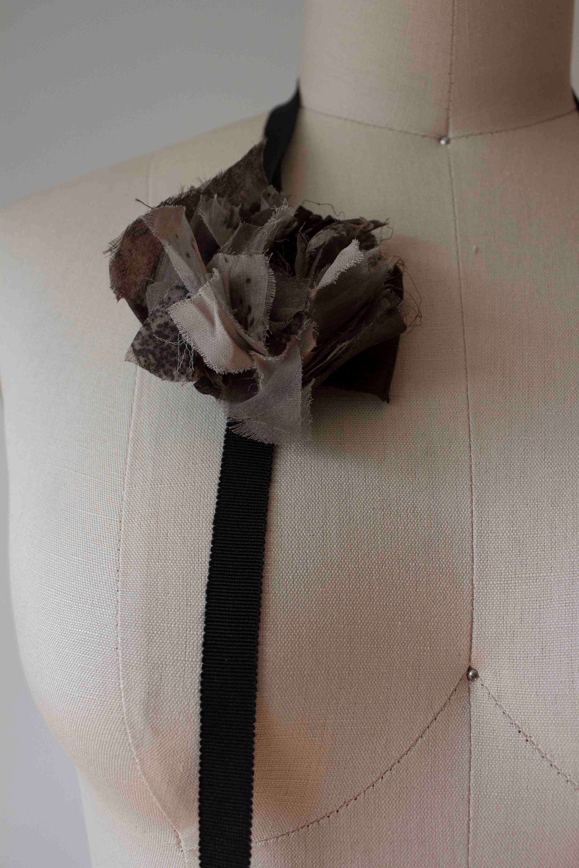 N° 49 crushed blooms accessory - ibiguro grey/choco brown - S
