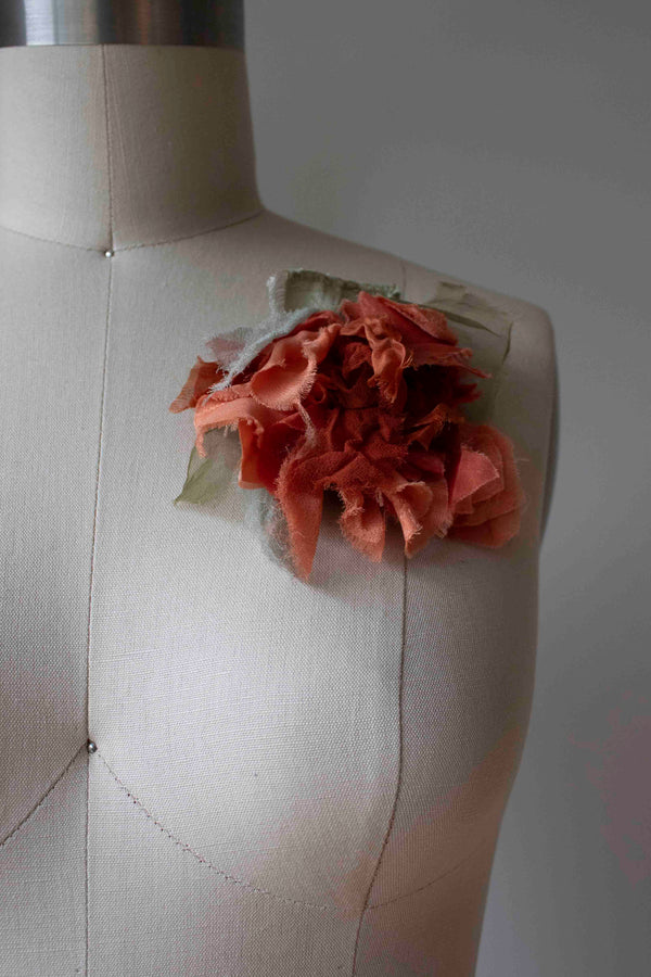 N° 51 crushed bloom brooch - sango coral - M