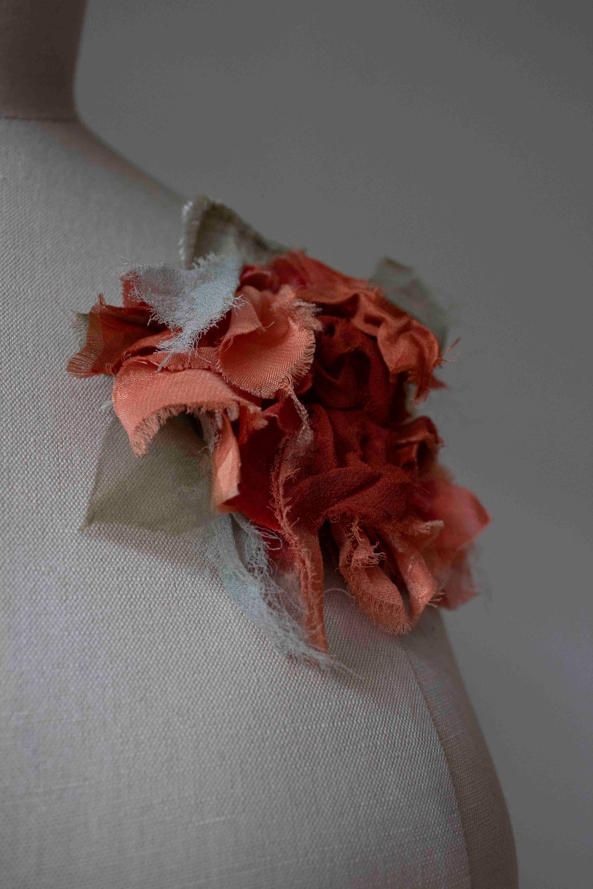 N° 51 crushed bloom brooch - sango coral - M