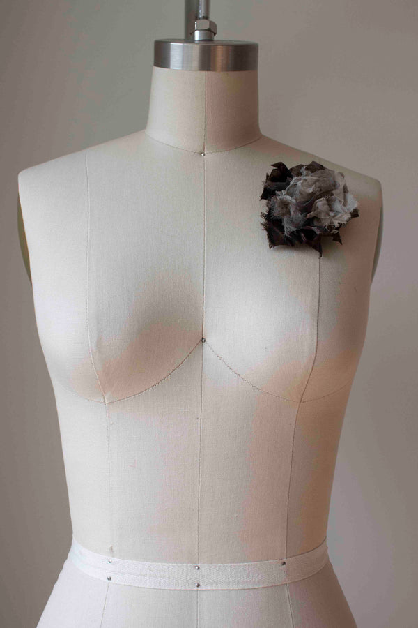 N° 51 crushed bloom brooch - ibiguro grey/choco brown - S