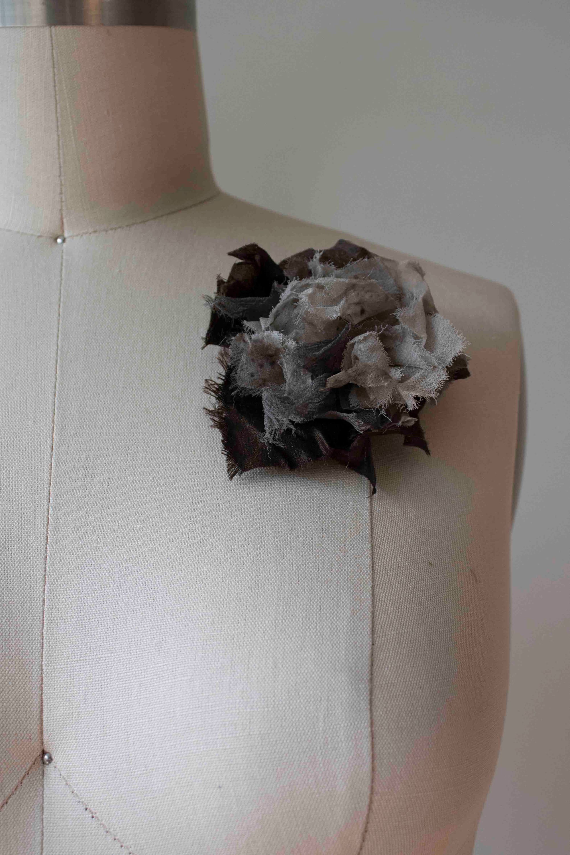N° 51 crushed bloom brooch - ibiguro grey/choco brown - S