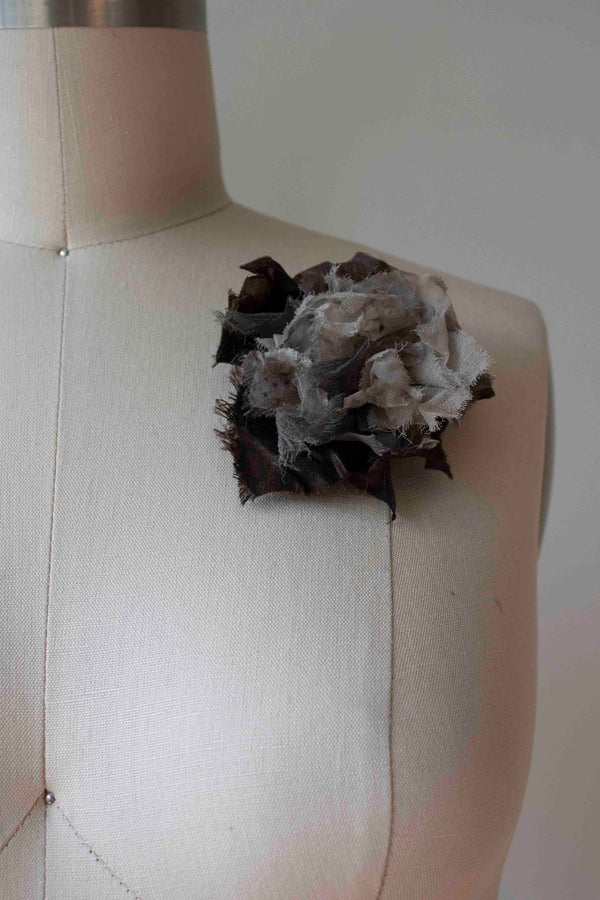 N° 51 crushed bloom brooch - ibiguro grey/choco brown - S