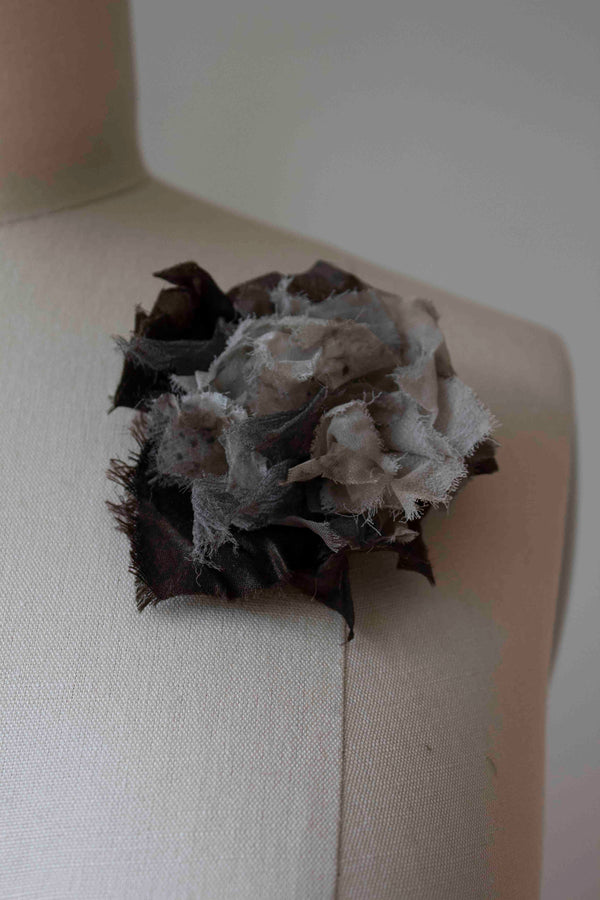 N° 51 crushed bloom brooch - ibiguro grey/choco brown - S