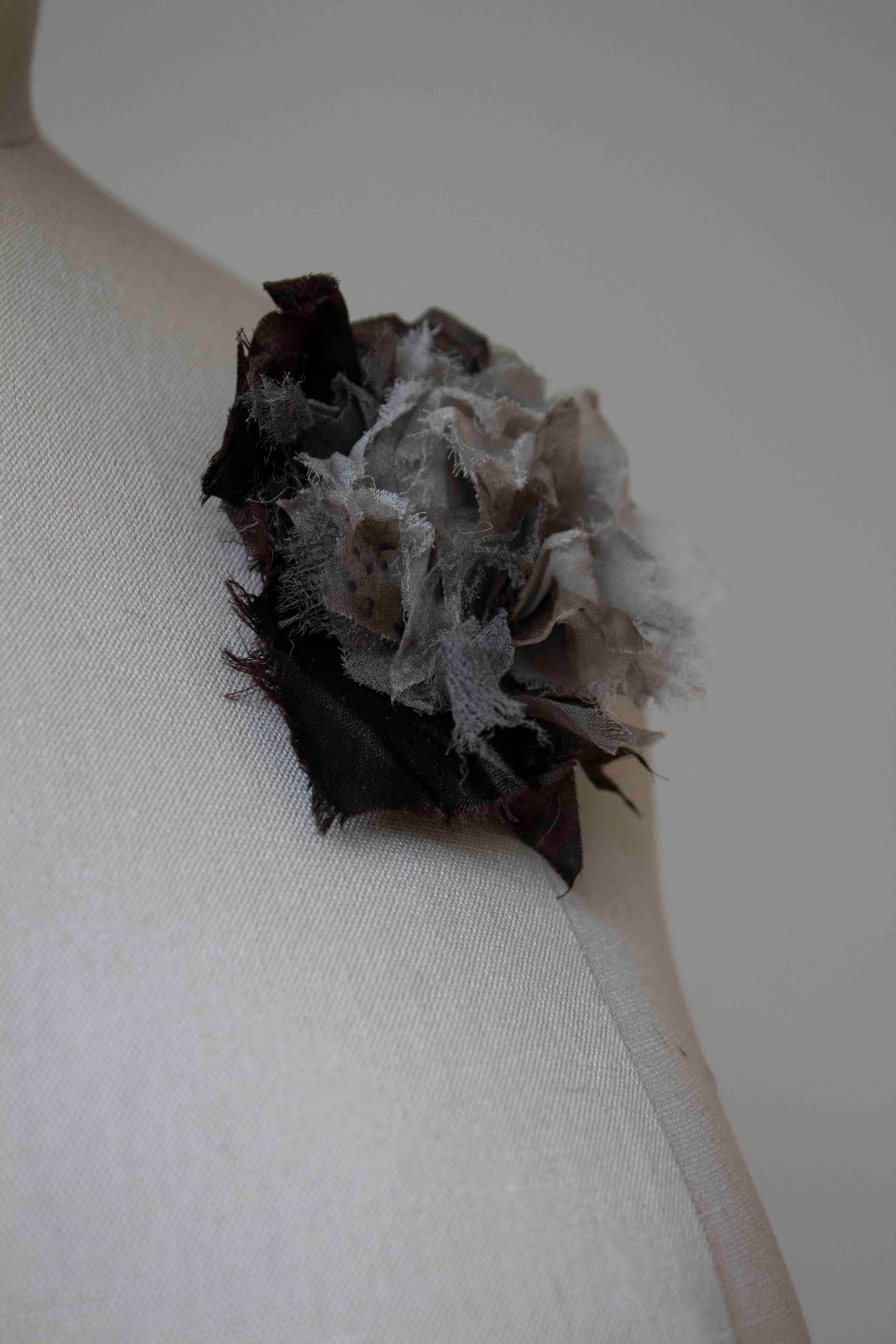 N° 51 crushed bloom brooch - ibiguro grey/choco brown - S