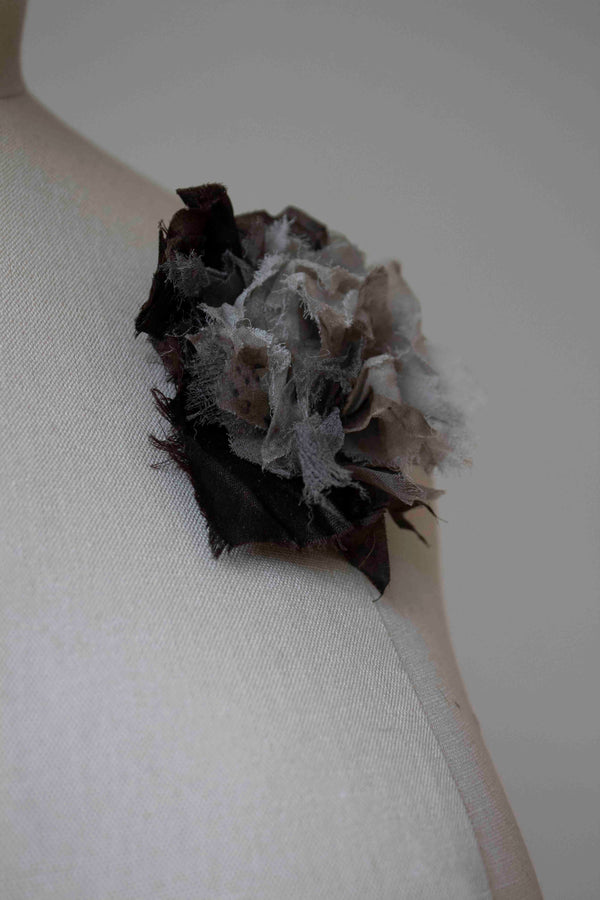 N° 51 crushed bloom brooch - ibiguro grey/choco brown - S
