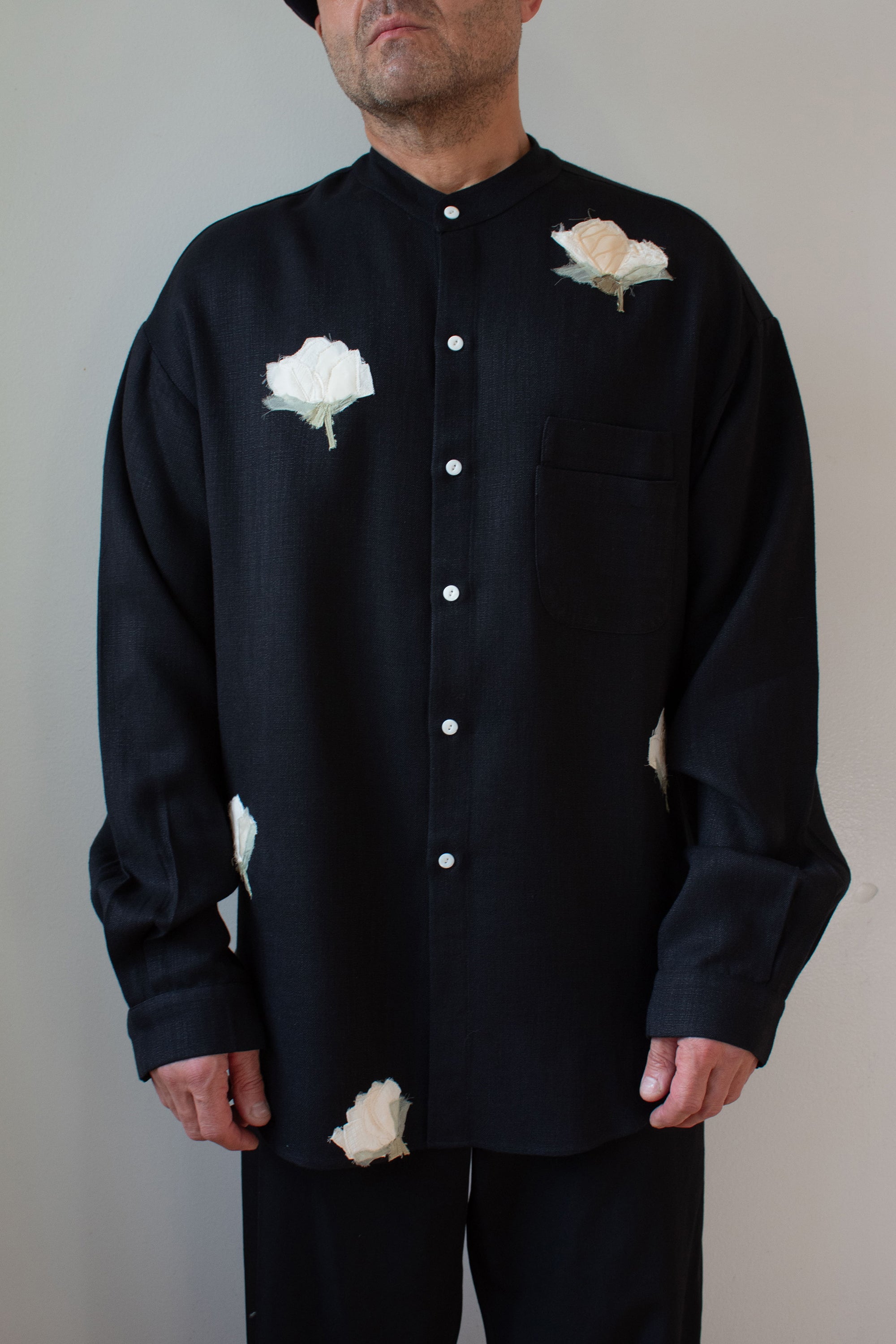 N° 224  banded collar shirt - sumi black/yuki white