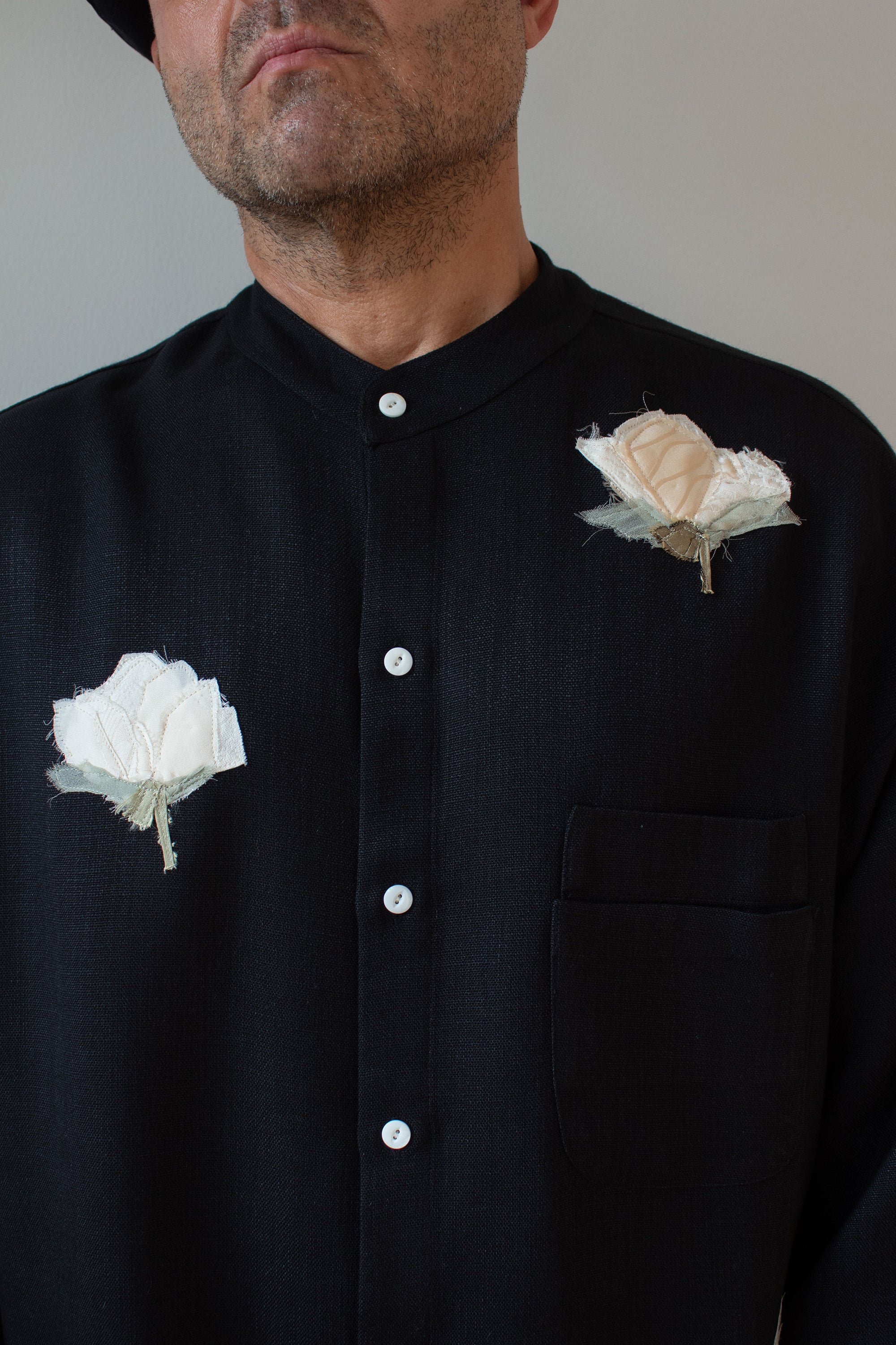 N° 224  banded collar shirt - sumi black/yuki white