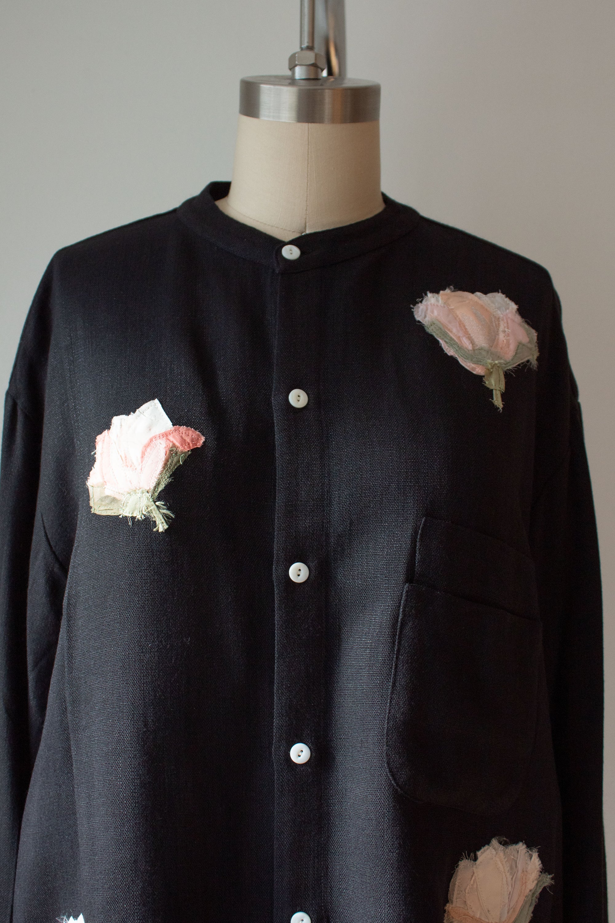 N° 224  banded collar shirt - sumi black/ame pink